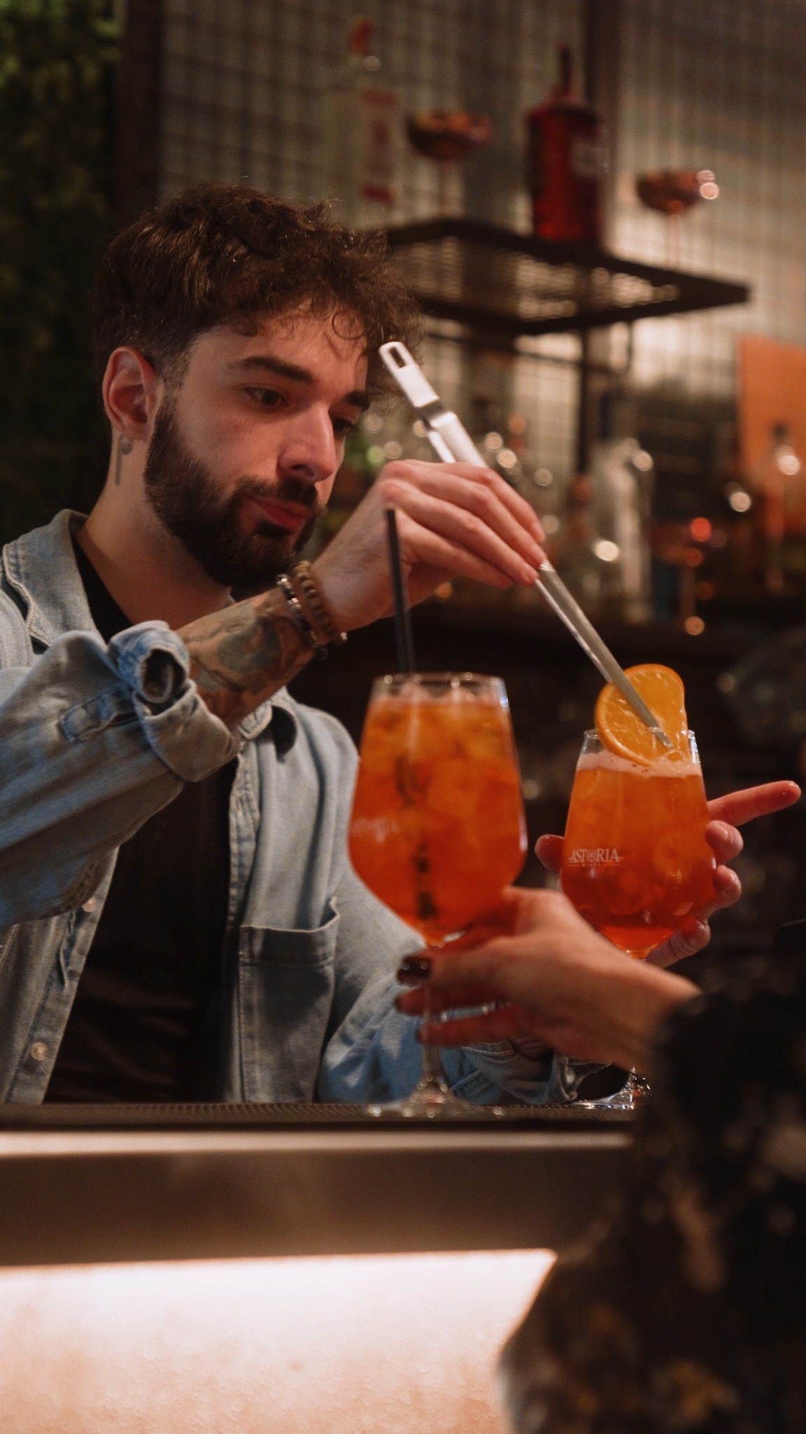 Dal bancone arriva il suono dello shaker, dalla cucina il profumo dei piatti che stanno uscendo. Intorno i primi brindisi, le chiacchiere che si accendono e la sensazione che la serata stia appena iniziando.
A Carro Social Club si viene per bere qualcosa o per cenare, poi spesso si resta più del previsto. Tra un drink fatto bene, un tavolo tra amici e quell’atmosfera che rende tutto più leggero.
Entri per curiosità.
Poi capisci perché tanti tornano.
#carrosocialclub #kozelcarroponte #milano #cocktailbar #ristorantemilano #localimilano