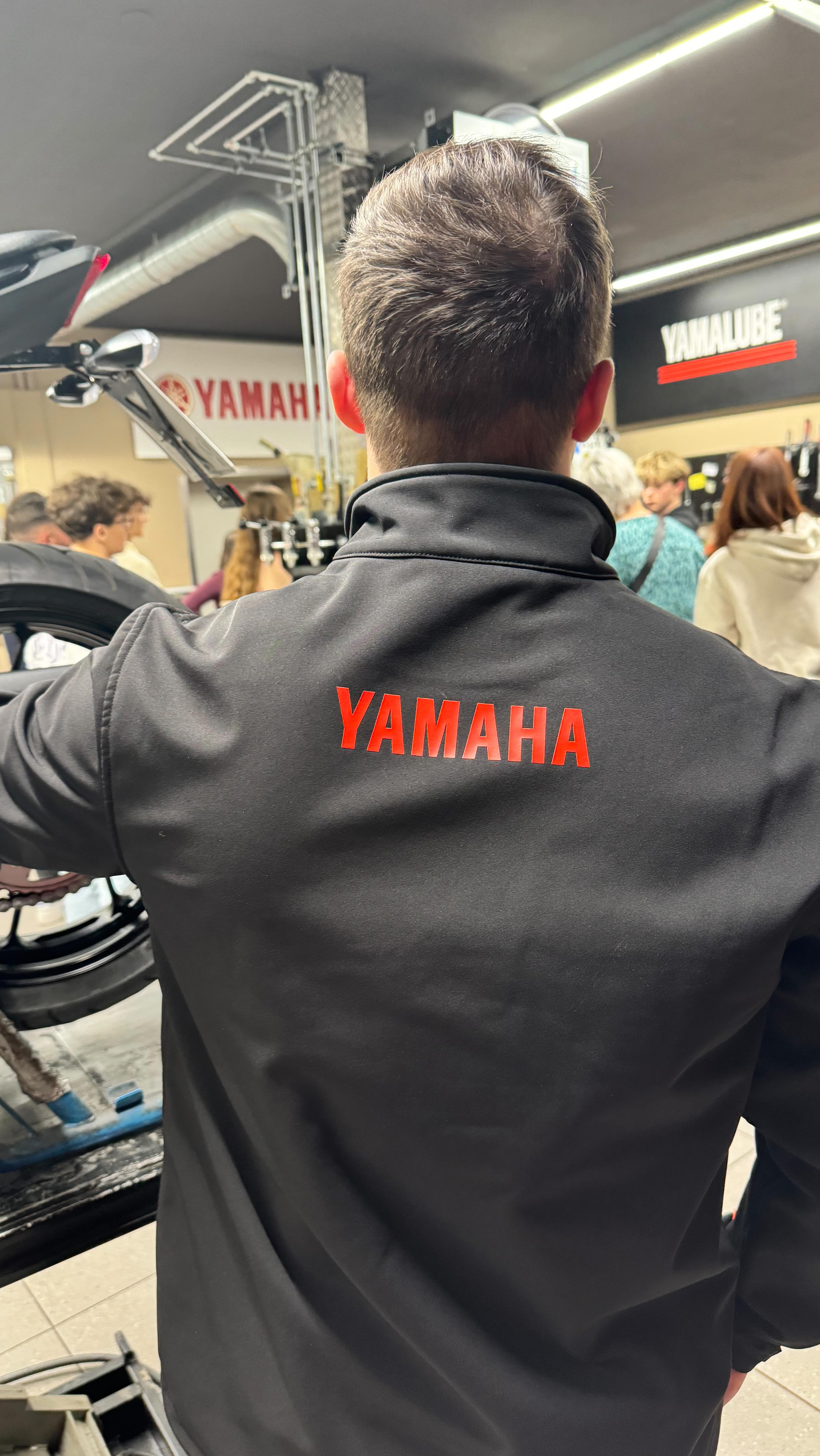 Mehr als nur Theorie. Mehr als nur Prüfung. 🔥
Wir waren mit unseren Motorrad und Roller-Fahrschülern bei @topspeedgoldbach und haben richtig reingeschaut. Werkstatt Vibes ✅
Ölgeruch ✅
Technik zum Anfassen ✅
Abfahrtskontrolle nicht auswendig runterrattern, sondern verstehen was ihr da eigentlich checkt. Bremsen. Licht. Reifen. Kette. Genau die Details, die euch Punkte bringen und später Sicherheit auf der Straße geben.
Und beim Thema Schutzkleidung machen wir keine halben Sachen. Jacke, Hose, feste Schuhe und vor allem der Helm. Richtige Größe. Richtiger Sitz. Richtige Qualität. Dein Kopf ist kein Ersatzteil.
Fahrschule Bieber heißt Energie, Know how und echtes Selbstvertrauen auf zwei Rädern.
Wir machen euch ready. Nicht nur für die Prüfung. Für die Straße. 💥🔥
Special thx to @baumloris & @6.2x6
#fahrschulebieber #fahrschuleaschaffenburg #führerschein #fahrschule #lieberzubieber