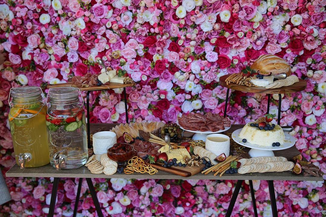 This amazing grazing table spread with our floral dream flowerwall 🌸🌺🌼