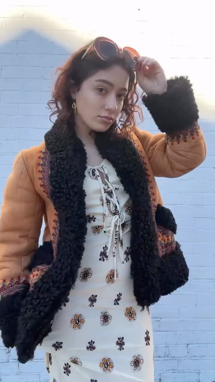 A moment for the coat please! 🔥 A 60’s rock groupie’s dream 😍 Penny Lane is falling to her knees as we speak….
#timewarpbr #shoplocal #midcitybr #vintage #vintagefashion