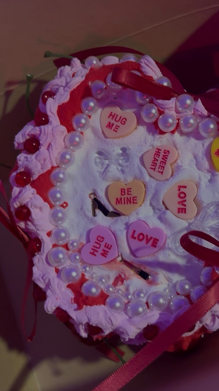 Our Galentine’s Jewelry Cake Box Decorating Class was caking. The creativity, the details, the colors, the vibes 🤌🏼
Each of you turned a simple Jewelry box into a whole statement piece. Faux frosting, charms, sparkle on sparkle… chef’s kiss. 😌
Thank you to everyone who showed up ready to create, connect, and have fun. This is exactly why I do what I do giving you a space to tap into your inner artist and leave with something you’re proud of 💗
Should I host another workshop like this?!
#ItsLunaVisuals #CakeBoxWorkshop #CreativeCommunity #WhereCreativityBuildsCommunity #diydecor