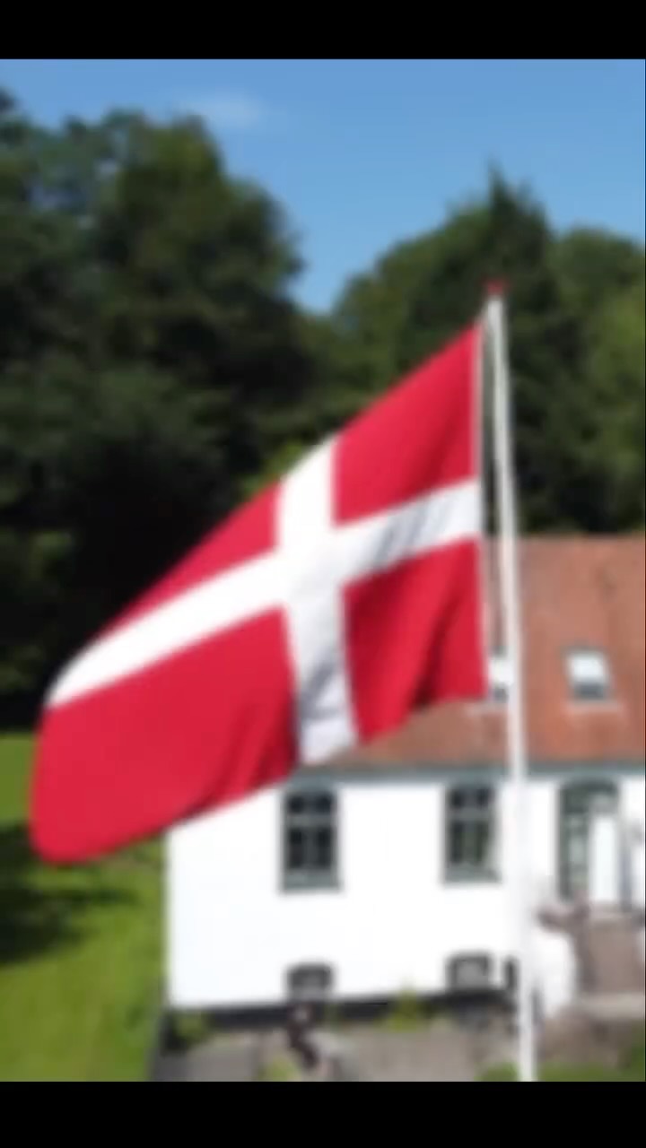 In Danimarca si introducono percorsi nelle scuole per insegnare ai bambini empatia, rispetto e relazione con gli animali.
Educazione emotiva.
Cultura del rispetto.
Prevenzione.
Non interventi quando il problema è già esploso,
ma formazione prima.
A dicembre, tra le diverse proposte inviate alla Sindaca della mia città @silviasalis con una lettera aperta c’era anche questa:
istituire giornate nelle scuole per insegnare ai bambini come approcciarsi correttamente ai cani, come leggere i segnali, come rispettare spazi e comunicazione. Sono sicuro, data la sensibilità di questa giunta, si riuscirà a creare anche a Genova qualcosa di importante in tale senso.
Perché prevenire morsi, paure e conflitti non significa solo “educare il cane”.
Significa educare i futuri adulti e porre solide basi per una società empatica e rispettosa del prossimo.
Perché una società più consapevole con gli animali è una società più evoluta anche tra esseri umani.
📲 Sul mio canale WhatsApp condivido contenuti esclusivi e aggiornamenti sui progetti in movimento.
🎓 A marzo parte il corso Dog Sitter @takescareds : formazione concreta per chi vuole lavorare con i cani partendo da competenza e responsabilità.
Il cambiamento non si improvvisa.
Si costruisce.
#culturacinofila
#educazioneemotiva
#prevenzione
#cinofiliaitaliana
#formazionecinofila