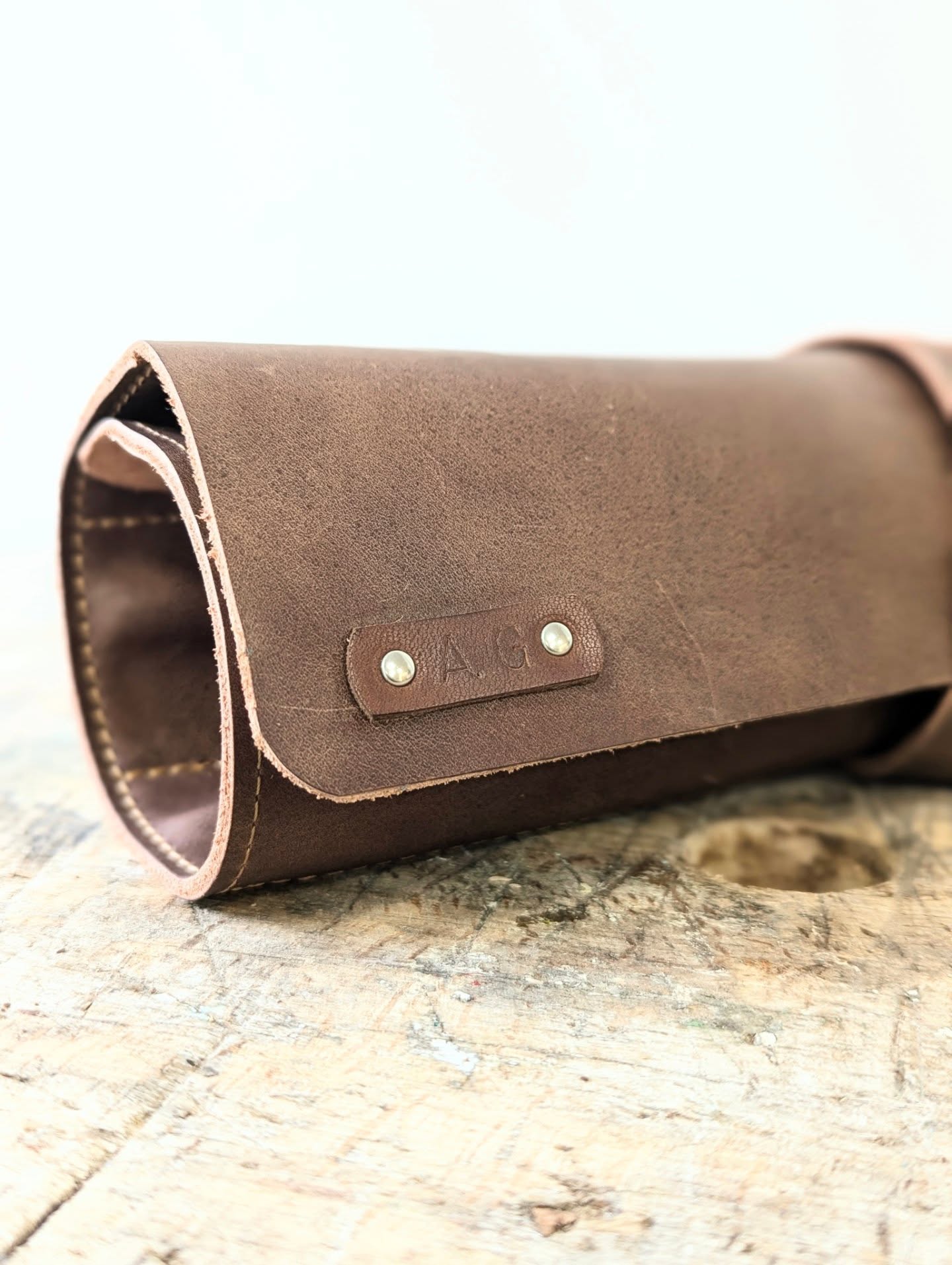 Fabrication sur mesure : un étui à ciseaux à bois
Que pensez-vous de cette création sur mesure ?
C'est une commande spéciale réalisée pour Malo,
qui souhaitait offrir un étui en cuir à son frère, artisan menuisier.
Un objet pensé pour accueillir ses ciseaux à bois,
à la fois pratique, durable et fait pour l’accompagner longtemps.
Une commande sur mesure commence toujours par un temps d’échange :
le dessin, le croquis, le choix des cuirs et des finitions.
Vient ensuite la maquette, une étape essentielle pour valider les aspects techniques, mais aussi pour trouver le juste équilibre dans le design de la pièce.
Une fois la maquette validée, le travail de fabrication peut commencer :
la coupe à la main, l’encollage, le montage, le sertissage des rivets,
puis la préparation de la piqûre.
Lorsque la pièce nécessite une piqûre machine,
je confie cette étape à un atelier de réinsertion,
qui travaille le cuir avec beaucoup de soin et de rigueur.
Pourquoi ce choix ?
Parce que même si j’ai été formée à la piqûre machine,
aujourd’hui je préfère la couture main,
le temps lent, la pince sellier et le geste répété.
Et aussi parce que j’aime l’idée de partager une partie de mon travail,
pour me consacrer davantage à la création et aux ateliers que je vis avec vous.
Marion
#etuiciseauxàbois
#etuicuir
#maroquinerieartisanale