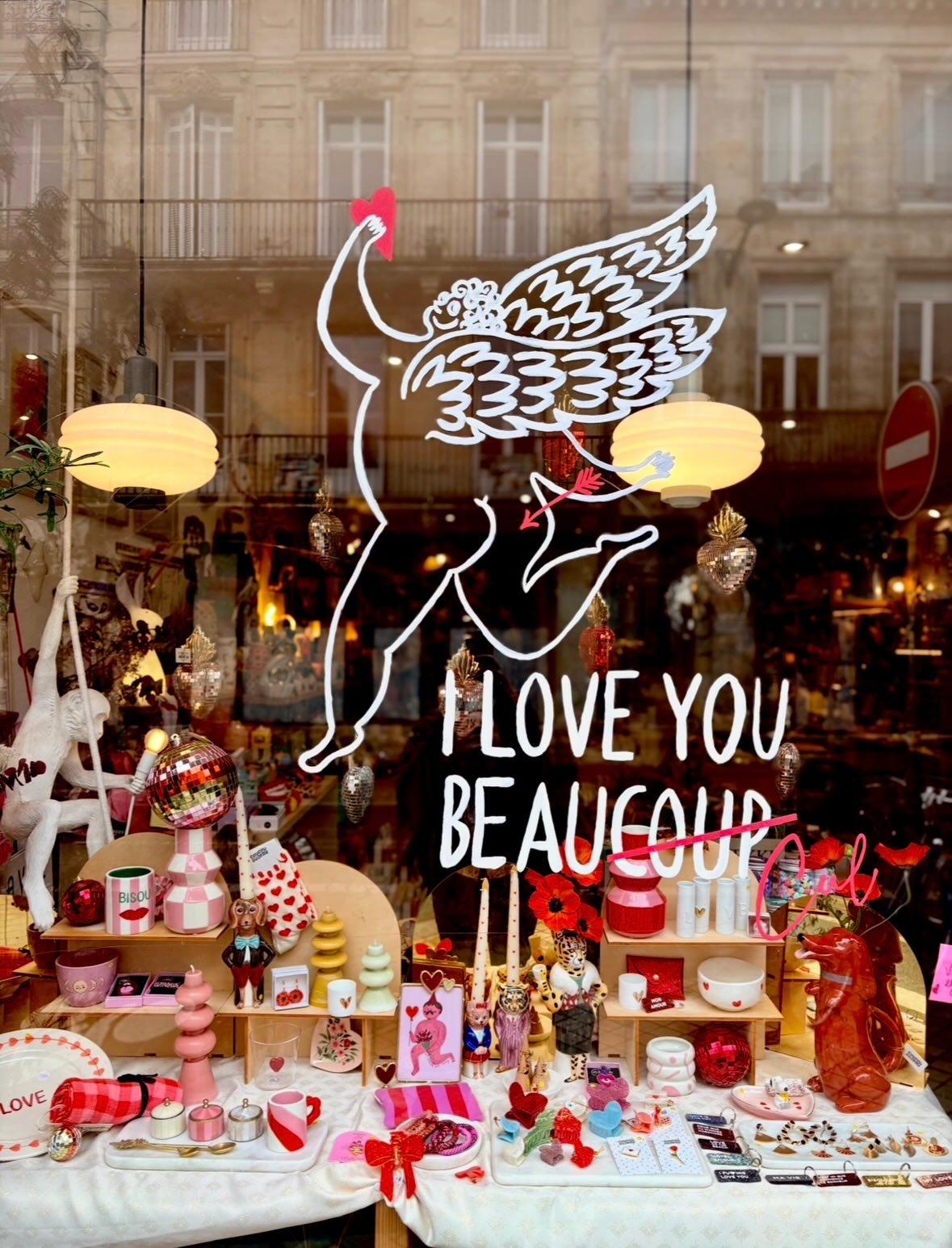 ❤️🔥 Petit scandale nocturne au Puits d’Amour… ❤️🔥
Cette nuit, notre vitrine a perdu un peu de sa malice 😇
Notre ange coquin s’est fait censurer…
La flèche délicatement posée sur ses fesses s’est envolée, le petit mot un peu piquant aussi…
À croire que l’amour et les jeux de mots ne plaisent pas à tout le monde 😉
Promis, on ne se démonte pas.
Au Puits d’Amour, on garde le sens de l’humour… et surtout le sens de l’amour ❤️
✨ Et bonne nouvelle :
La boutique est ouverte aujourd’hui vendredi et demain samedi ❤️ spécial Saint-Valentin !
Il reste encore mille idées cadeaux pour déclarer sa flamme, faire sourire, rougir, rire… ou tout ça à la fois.
💌 Céramiques LOVE
💘 Coquinou Club
🎁 Petites attentions & grands élans
❤️ Toujours plus de love
📍 Le Puits d’Amour
113 rue Fondaudège – Bordeaux - Jardin Public
🕚 Vendredi & samedi : 11h – 19h
On vous attend… Censurés peut-être, mais jamais refroidis 🔥💕😘