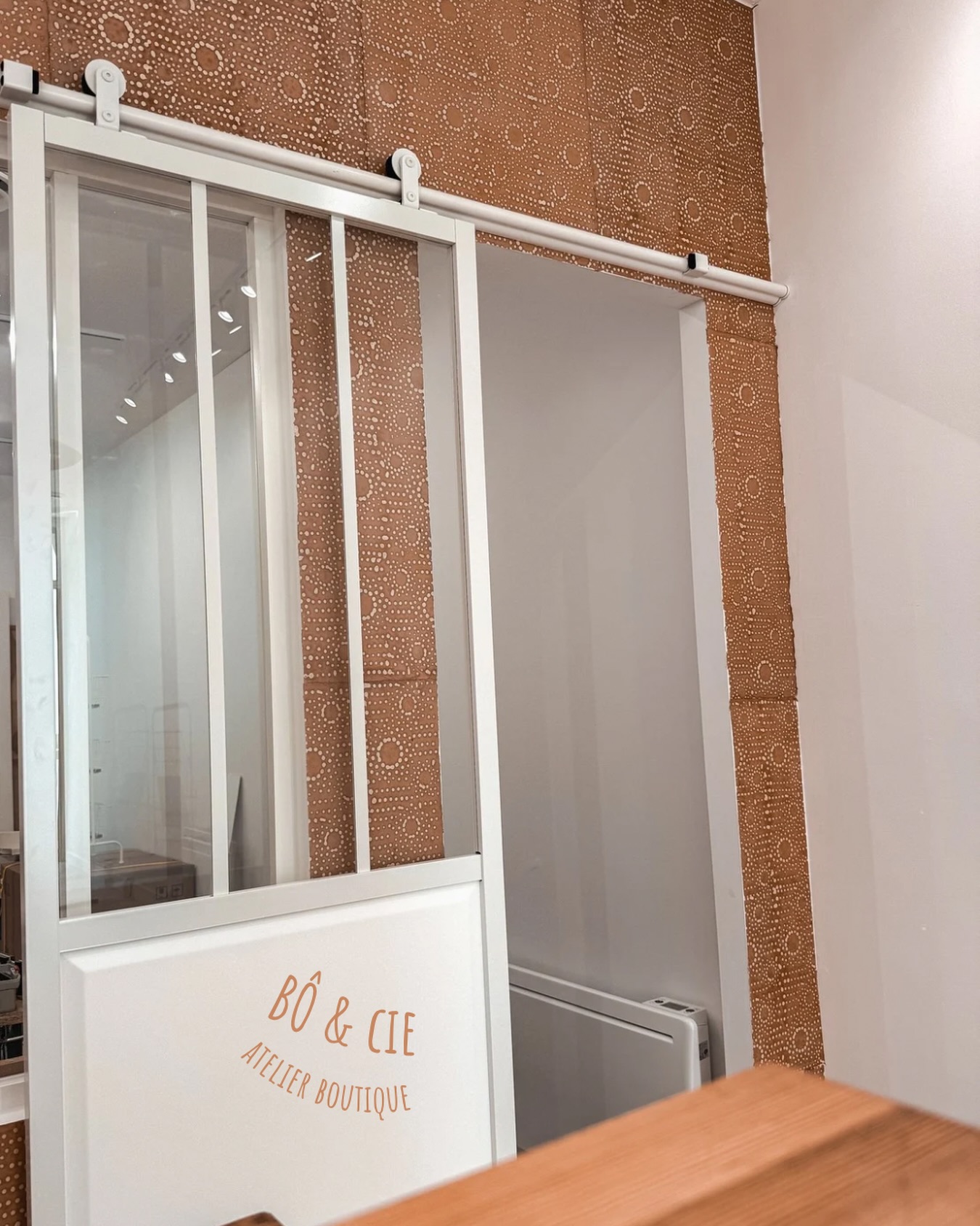 💌 Vous êtes nombreux.ses à nous avoir posé la question, voici enfin la réponse!!!
Il était temps de lui donner un nom…
Un nom qui raconte ce que nous sommes et ce que nous avons envie de créer avec vous 🤍
✨ BÔ & Cie – Atelier ✨
(prononcé « Boétie » 😉)
Un atelier-boutique d’artisanat d’art,
en cours d’installation et qui ouvrira ses portes courant février 2026 (date encore à peaufiner…).
Un joli cocon pensé à quatre mains et deux sensibilités :
🌿 Nathalie – Terre by NMP, artisane céramiste, céramiques utilitaires et décoratives
✨ Élodie – Elluce, artisane bijoutière - bijoux en bronze, or laminé et pierres naturelles
❤️BÔ & Cie – Atelier & boutique , ce sera :
un lieu de partage et de papotage,
un espace ouvert sur vos projets,
de la création, de la personnalisation à l’atelier,
des ateliers, des rencontres, des échanges,
des idées pour faire plaisir… ou se faire plaisir.
Un endroit vivant, chaleureux, où l’on pousse la porte pour discuter, imaginer, créer, et surtout prendre le temps 🤍
Le projet avance, doucement mais sûrement,
et on avait tellement hâte de vous dévoiler son nom…
✨ Bienvenue bientôt chez BÔ & Cie – Atelier ✨
Dis nous en 💬 si tu aimes? 🤗🥰✨
#artisantfrançais #artisanatdart #boutiquedartisanat #boutiqueceramique #boutiquebijoux