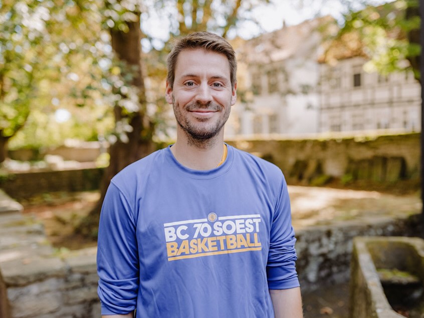 Unser Coach: Christian Buck 💪🏀
Christian ist 38 Jahre alt und seit seinem 14. Lebensjahr mit dem 🏀 unterwegs. Vor rund 18 Jahren übernahm er erstmals Verantwortung als Spielertrainer bei seinem Heimatverein DJK Kleinenbroich.
Seit 2021 ist er Teil des BC70: erst bei den Alten Herren, dann als Spielertrainer der H2 – aktuell steht er für unsere H3 an der Seitenlinie und auf dem Feld 💪⛹️♂️
Am liebsten trainiert er Erwachsene, um selbst weiter aktiv bleiben zu können.
Schön, dich im Team zu haben! 🔥🏀
#bcgo #bc70soest #basketball #teambasketball