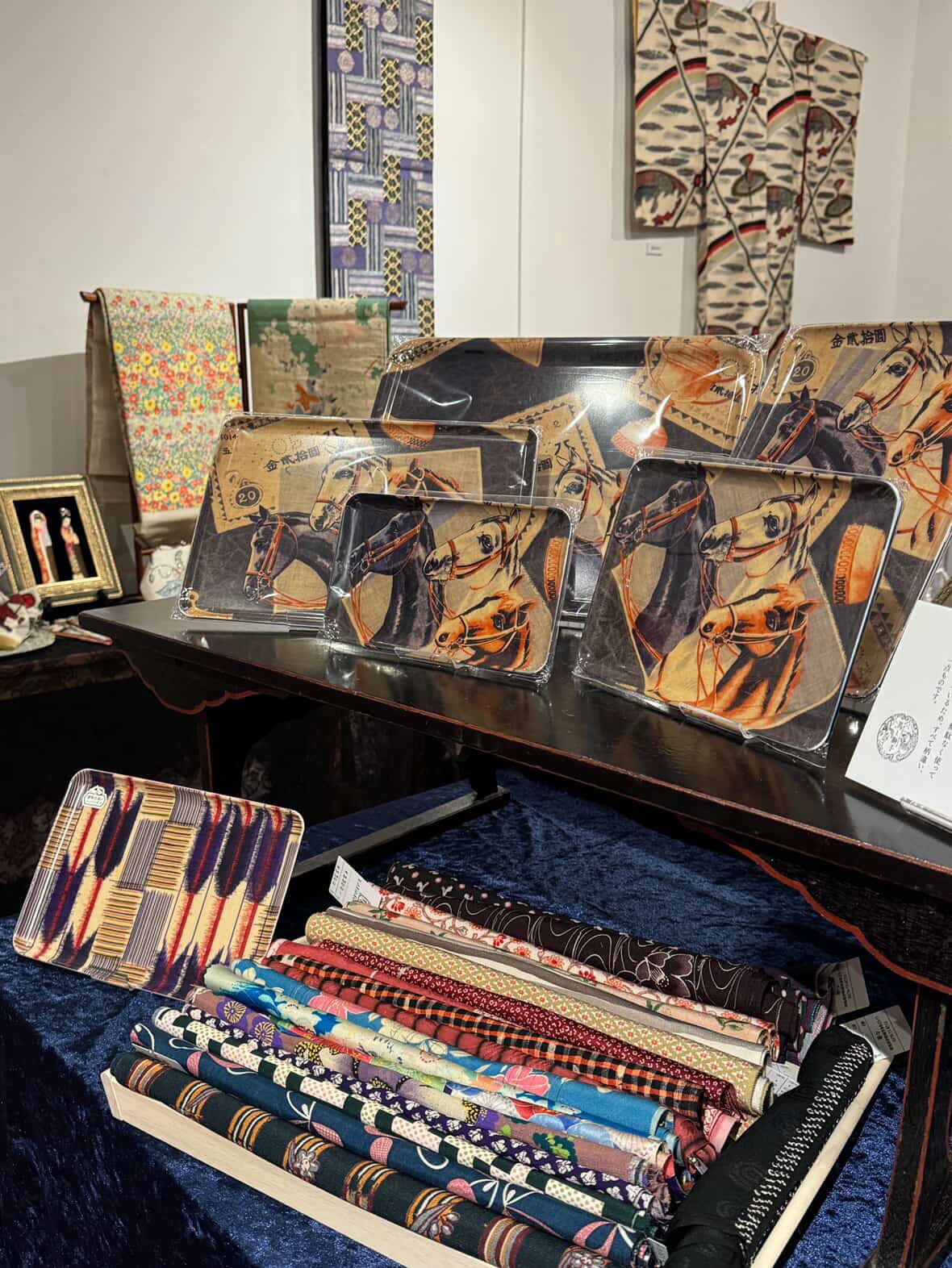 「着物の国へようこそ!vol.5」🪐💫🌙
ただいま札幌で開催中🚀
会場の楽しそうな雰囲気に
私までワクワクしてます!
今回の目玉👀絶対に見逃せないのが…
🪐 宇宙おみくじ入り着物トレー 🛸
美しい着物生地から生まれたトレーに
どんな宇宙のメッセージが潜んでいるかはお楽しみ🎶
そして、馬と獅子さんとのコラボトレーも必見!
カッコいい男長襦袢が変身しています🐎
さらに、定右衛門商店オリジナル
かわいい銘仙御朱印帳も登場✳︎
このイベントでしか出会えない、
ドキドキを連れて帰ってくださいね。
「着物は着ても、着なくても楽しめる」
そんな自由で温かい世界観が広がる会場。
ぜひ、光速のトキメキを体験してください🚀
特別な空間で、あなただけの「宇宙」に出会えますように🪐👽🛸
📍Gallery&Shop 馬と獅子
@uma_to_shishi
🗓2/11(水・祝)〜2/15(日)
⏰12:00〜17:00(会期中無休)
🎟入場無料
꙳✧˖°⌖꙳✧˖°⌖꙳✧˖°⌖꙳
🪐👽🛸🚀🌕
Pop-up Shops
着物サロン 客間 @kyakuma_ceedle
足利うさぎや @ashikagausagiya
華々-HANABANA- @hanabanaisesaki
霜旦舎 定右衛門商店 @sadaemonshoten
主催|Manubooks @manubooks_inc
共催|着物サロン 客間 @kyakuma_ceedle /酒房ハレとケ @syubou_haretoke
#着物の国へようこそ
#着物イベント
#馬と獅子
#札幌
#定右衛門商店