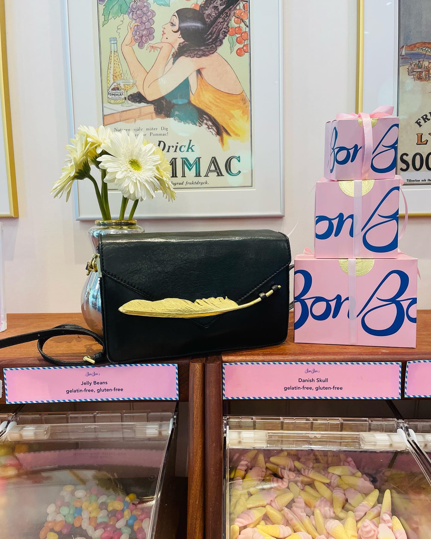 🍬A sweet lil Sparrow sighting 🍬 If you haven’t discovered @bonbonnyc_ it’s dreamy!! #bonbonnyc #swedishsweets #armcandy #brooklyn #rockandstone #goldenfeather