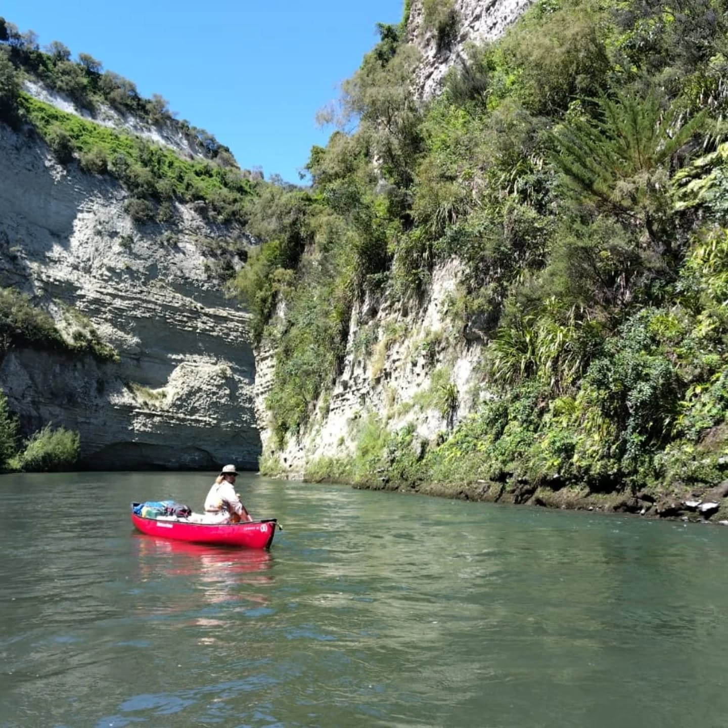 coaching some white water skills. with @canoesafarisnz on the rangatiki river. breaking in breaking out appropriate lines and how to get down them
@peakpaddlesports
@nrseurope @timex @craghoppers