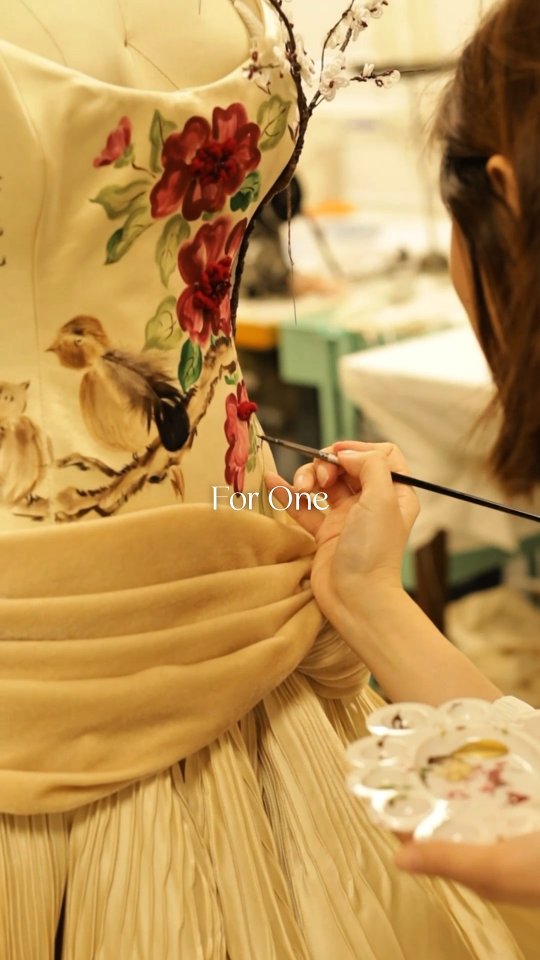 120 hours, distilled into a single moment.
For @christinechiu's Gold Gala gown, every detail was shaped slowly by hand — pleat by pleat, pin tuck by pin tuck. Each flower formed, painted, and placed with intention.
This is the part rarely seen.
The quiet hours. The patience. The devotion to craft.
Because true couture is not only about how a dress looks — but how deeply it was cared for in its making.
#OUMAAtelier #CoutureProcess #BehindTheSeams #Handcrafted #ModernCouture