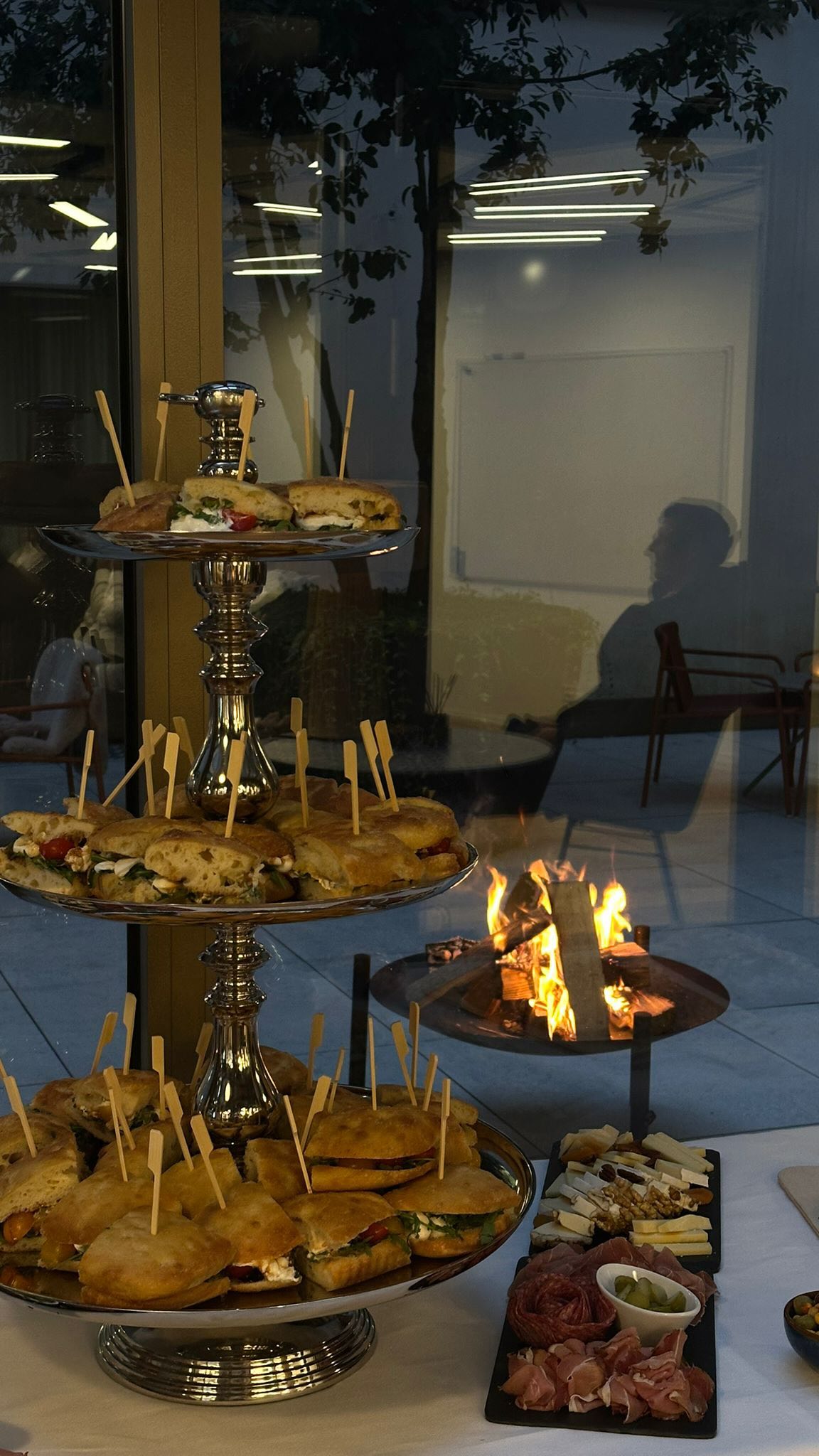 We love cozy season and we are just finishing some of the last Winter Corporate events of the year before everyone takes some time off with friends & family.
Corporate meetings and events are truly some of our favourites to host. Many of our guests feel like family. We welcome them several times a year and know their needs by heart.
A big thank you to @sorrynonna.ch for an incredible week of cooking for our wonderful clients.