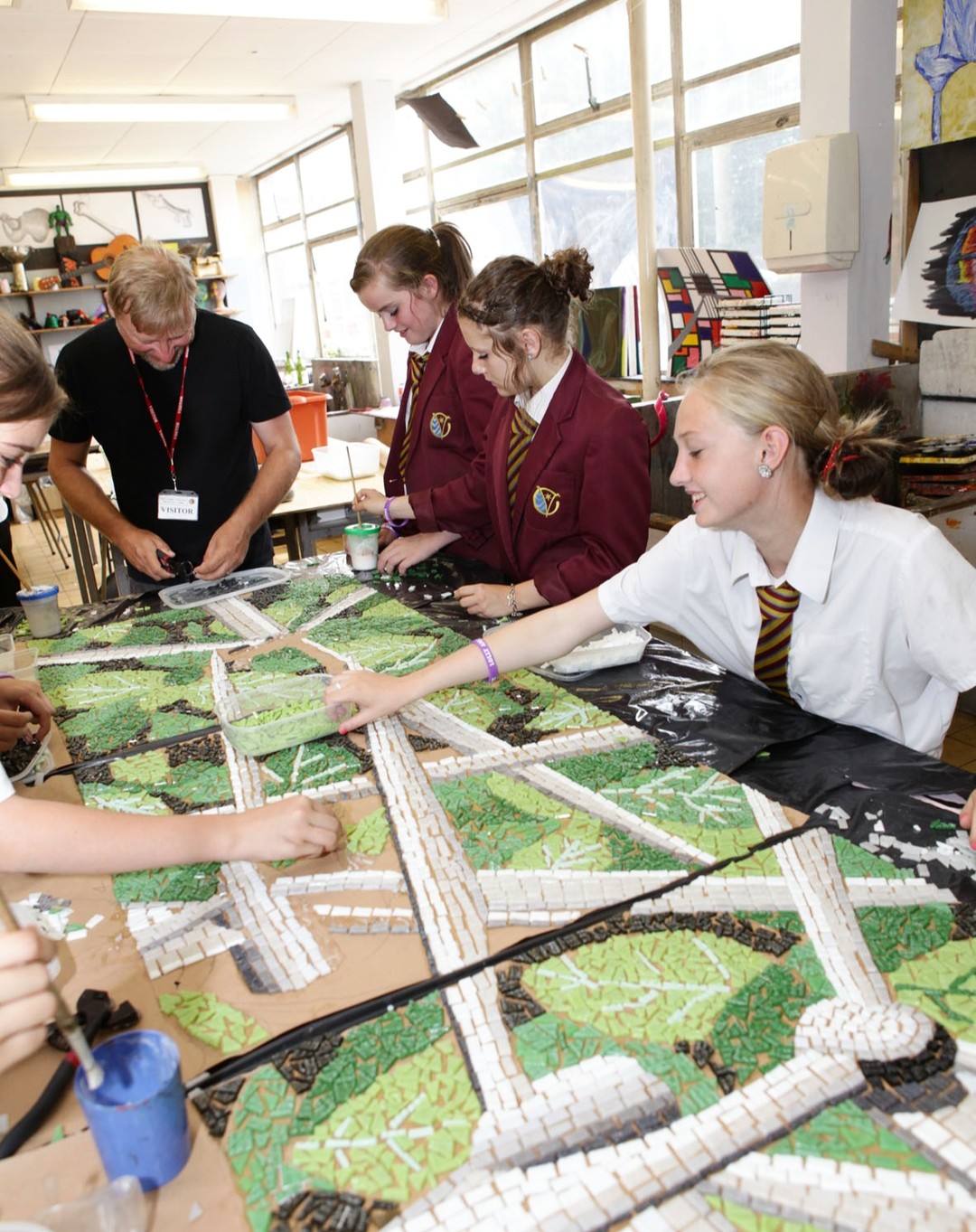 Working with Cornelius Vermuyden students, we created a series of three sculptural cubes for the outside area. Based on ideas and imagery collected from a trip to the natural history museum. The pupils created abstract designs of what they learnt and saw at the museum.
#secondaryschool #makingmosaics #themosaicstudio #glassmosaic #weteach #mosaicsforschools #mosaicart #sculpturalmosaic
