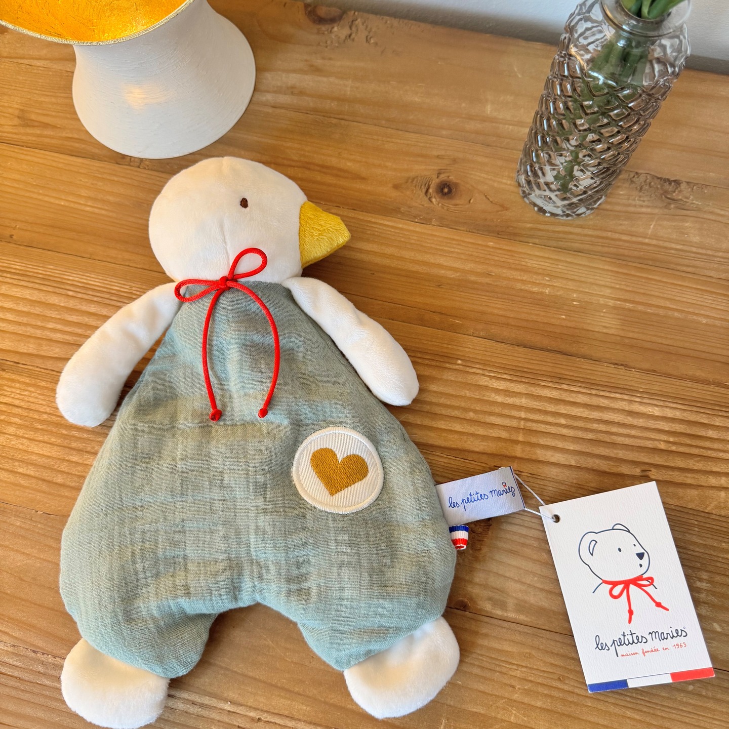 Doudou oie rejoint la tendre famille des doudous à bisous .