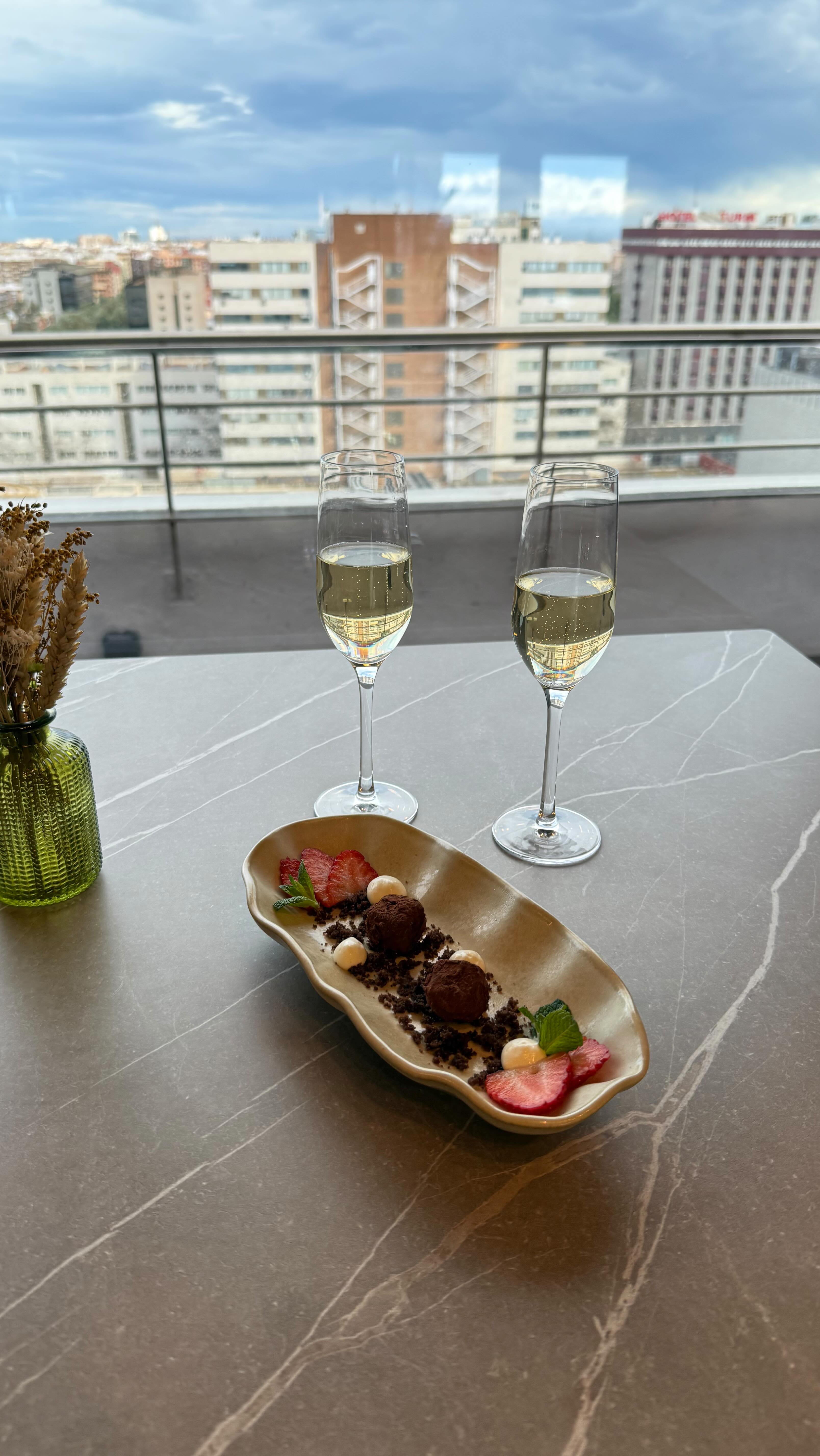 San Valentín se vive arriba.
Disfrútalo con nosotros 🕺🏼