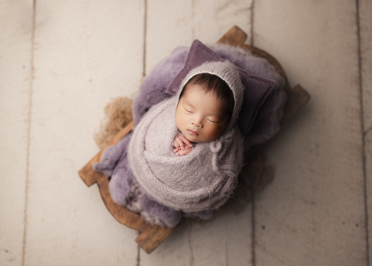 ✤
まんまるおくるみのポーズ♡
おかげさまでたくさんのご予約をいただき、3月末までの撮影の受付は終了いたしました。
2月はワークショップのモデルさんを募集しておりますので、そちらもよければご検討ください。
4月以降のご予約は可能ですので、撮影をご検討中の方はぜひご連絡くださいね🤍
• ───── ✾ ───── •
一生に一度しか撮れないニューボーンフォト。
最上級のお写真と思い出をライフパレットがお届けします。
プロフィールからホームページをご確認の上、ご予約お待ちしております*ˊᵕˋ*
✧̇✦ライフパレットのニューボーンフォト✧̇✦
生後数週間しか撮影できない小さくて愛おしい貴重な姿*・.。*
その愛おしい姿を、美しいポージングとスタイリング、撮影技術で、優美かつワンランク上のお写真を残しませんか。
ライフパレットは、美しさにこだわりを持っています。
丹念にセレクトした上質な小物だけを使用し、細部までこだわってポージングします。
可愛く、そして美しく見えるアングルや構図を瞬時に判断して撮影します。
そして、1枚1枚丁寧に時間をかけてアートレタッチ致します。
納品するお写真は、すべて上質な完成品です。
頑張ったママへの最高のご褒美、そしてママの最高の笑顔のために、撮影から仕上げまで心を込めて丁寧に行っております。
ラグジュアリーなニューボーンフォトをお届けいたします。
お問い合わせ・ご予約はプロフィールにあるホームページをご確認の上ご連絡ください♪*゚
· · • • • ✤ • • • · ·· · • • • ✤ • • • · ·· · • • • ✤
ライフパレットフォトグラフィ 鎌倉スタジオ
➤東京横浜エリア
➤逗子鎌倉エリア
➤湘南エリア
➤横須賀三浦エリア
からもアクセスに便利な
鎌倉市岩瀬(鎌倉街道沿い)にあります。
華美な装飾はせず、シンプルで赤ちゃんやお子さまが引き立つ海外風のお写真をご提供しております。
撮影をご検討中の方は、遠慮なくお問い合わせ下さいませ^^
· · • • • ✤ • • • · ·· · • • • ✤ • • • · ·· · • • • ✤