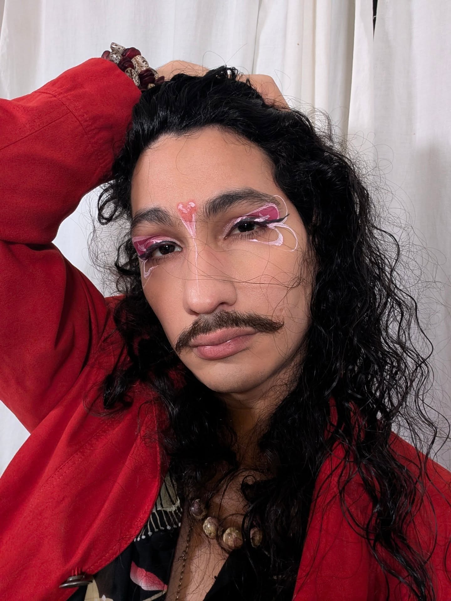 Soft roses, glowing skin, and a sprinkle of Valentine magic! 💖 This look truly celebrates love in all its forms, especially the love we give to our elves. ✨ #makeupartist t #makeupaddict l #beauty #graphiceyeliner #maquillajeprofesional