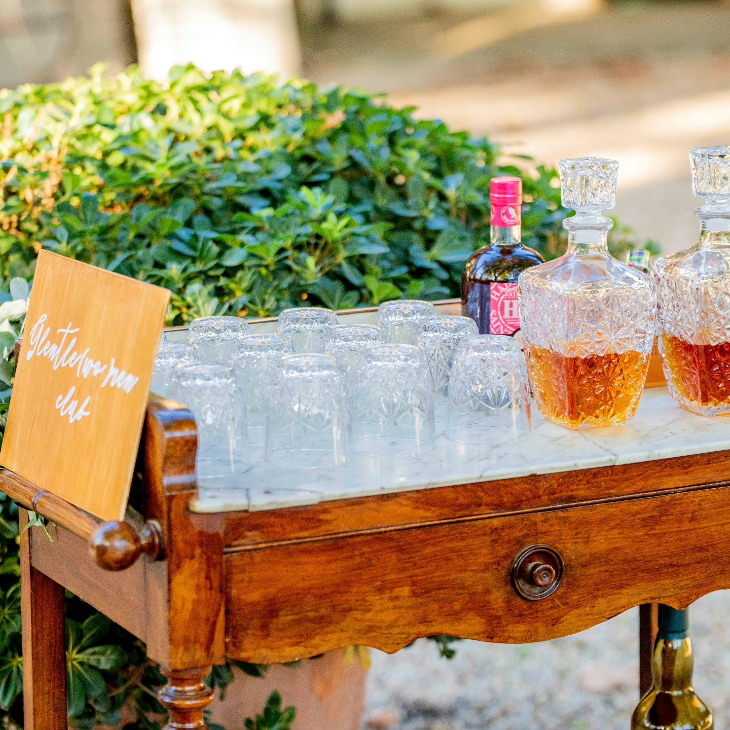 🌟 Un élément déco qui fait la différence ! 🌟
Notre console en bois et marbre est l’alliance parfaite entre élégance et authenticité ! Avec son plateau en marbre chic et sa base en bois naturel, elle apporte une touche sophistiquée à votre espace, que ce soit pour votre table de signature, un coin photobooth, ou une mise en scène florale. 🌿✨
Que vous rêviez d’un mariage moderne, bohème ou champêtre, cette console s'adapte à tous les styles et ajoute ce petit « plus » qui rend chaque instant inoubliable. 💍💖
📍 Disponible à la location dans le Pays d’Aix-en-Provence et la Provence Verte. 📞 Contactez-nous pour réserver cette pièce unique et personnaliser votre décoration !