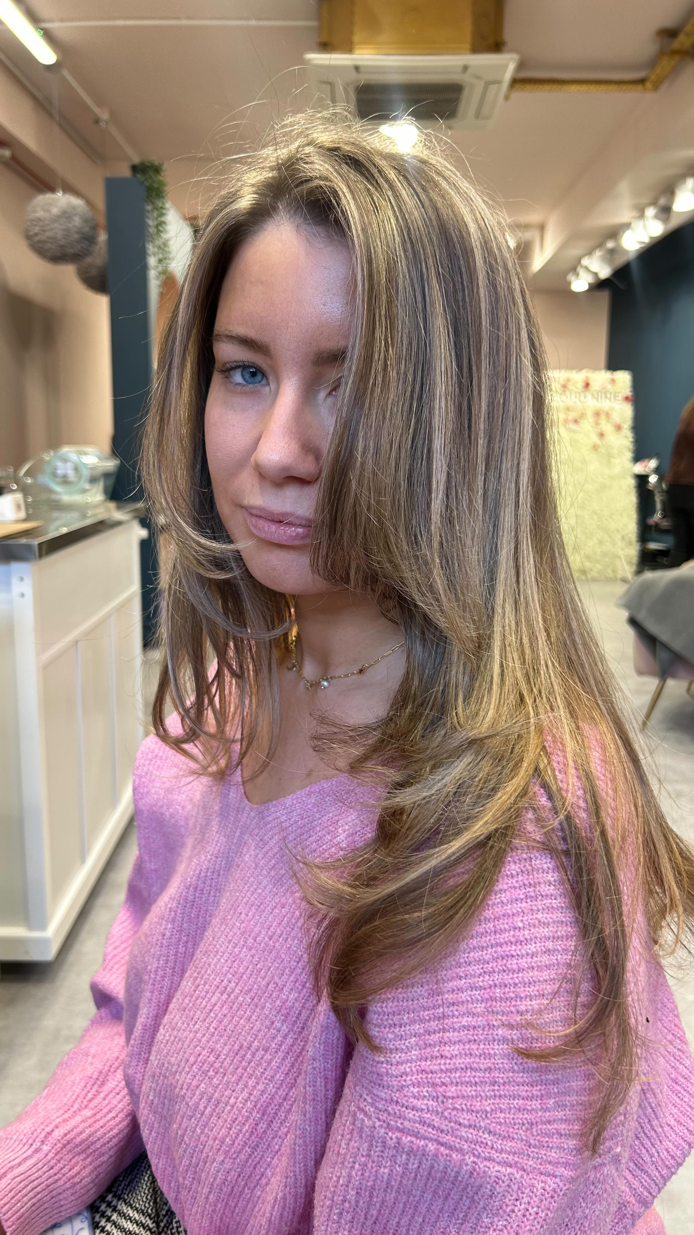 Quiet refinement.
Subtle brightness.
A finish that looks considered — not overdone.
This isn’t a 5-hour marathon or an unnecessary overhaul.
It’s a precision refresh: soft face-framing, seamless blends, and a bespoke gloss that restores depth and shine.
Effortless. Time-smart. Beautifully maintained.
For women who want their hair to look expensive — without spending their entire day in the chair.
A refresh, elevated.
Book when you want polish, not drama 🤍
#BouyageBalayage #StAlbansHair #QuickMaintenanceHair