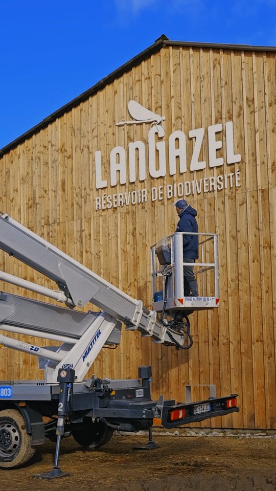 💚🌳🦎 FROM LANGAZEL WITH LOVE
+ de 400 terrains de foot d'espaces naturels et
+ de 1000 espèces animales inventoriées par @asso.langazel qui veille sur le lieu.
De grandes lettres 100% plastique recyclé breton signalent désormais l'emplacement.
♻️ 20 kg de déchets plastiques bretons recyclés par @atelier.rehab sur ce projet.
C'est peut-être un détail pour vous mais pour moi ça veut dire beaucoup.