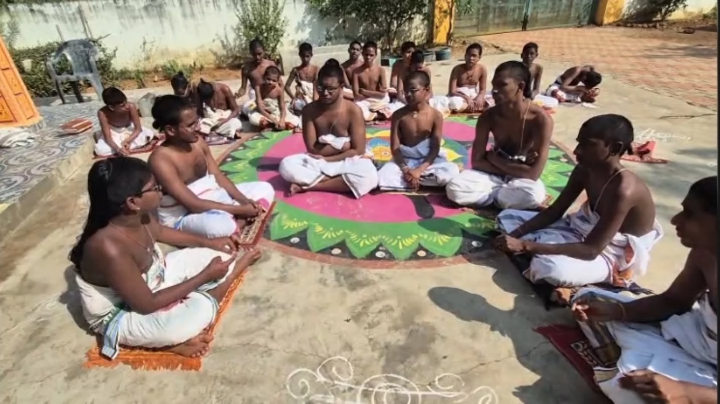 Sankaranthi Celebrations at Sri Kanchi Kamakoti Shukal Yajur Veda Pathasala - Polayyavalasa, Vijayanagaram, Andhra Pradesh.
#sankaramutt #sankaranthi #integratedpathasalas #periyava #ivakanchikamakoti