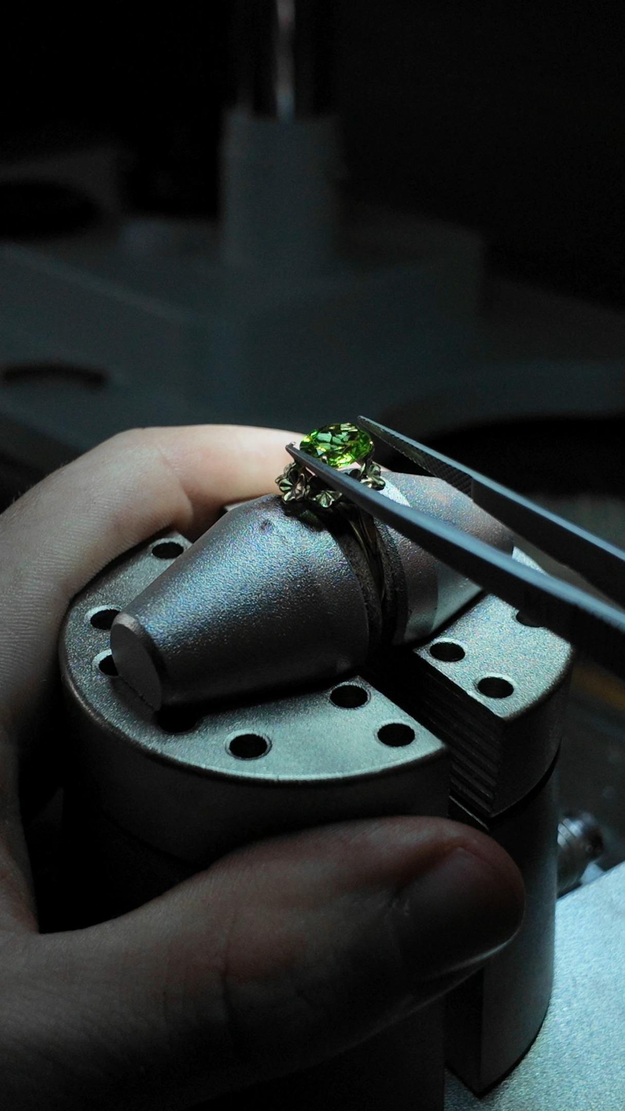 Monture or jaune 18k et péridot ovale 9x7mm.
Changement de pierre et sertissage.