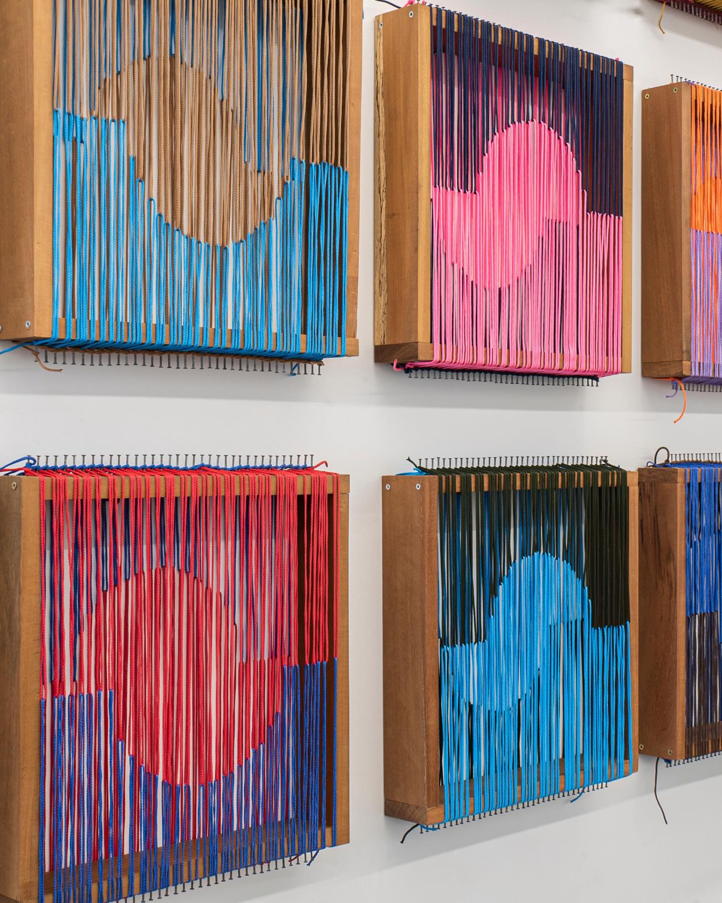 Lucas Quintas mostra a importância do desenho na materialidade de seu trabalho, onde expande os traços para o espaço, tendo as cores e espessuras fatores necessários para essa construção quase matemática, ditada por resultados conceituais e métricos em suas produções.
Deslocamento, Série Ilusão, 2025.
Prego galvanizado e fios de polipropileno sobre chassi de madeira garapeira.
42x40x7cm cada. 136x220x7cm total.