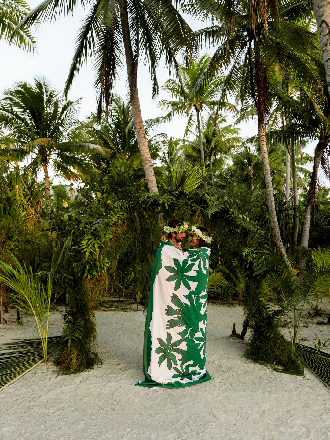 Feliz San Valentín desde el paraíso 🤍
Hoy celebramos esos momentos únicos para reconectar, para estar juntos sin distracciones, lejos de todo, cerca de lo esencial.
Porque el amor también se encuentra en la calma, en una mirada compartida y en un lugar que invita a sentir.
.
Happy Valentine’s Day from paradise 🤍
Today is about slowing down, reconnecting, and sharing a moment just for two.
Because love lives in the quiet moments, the shared glances, and in places that let your hearts meet again.
📷 @thebrandoresort
#MoemoeaTravel#ValentinesDay #LoveInParadise #FrenchPolynesia #PolinesiaFrancesa #CoupleGetaway #RomanticEscape #LoveTahiti