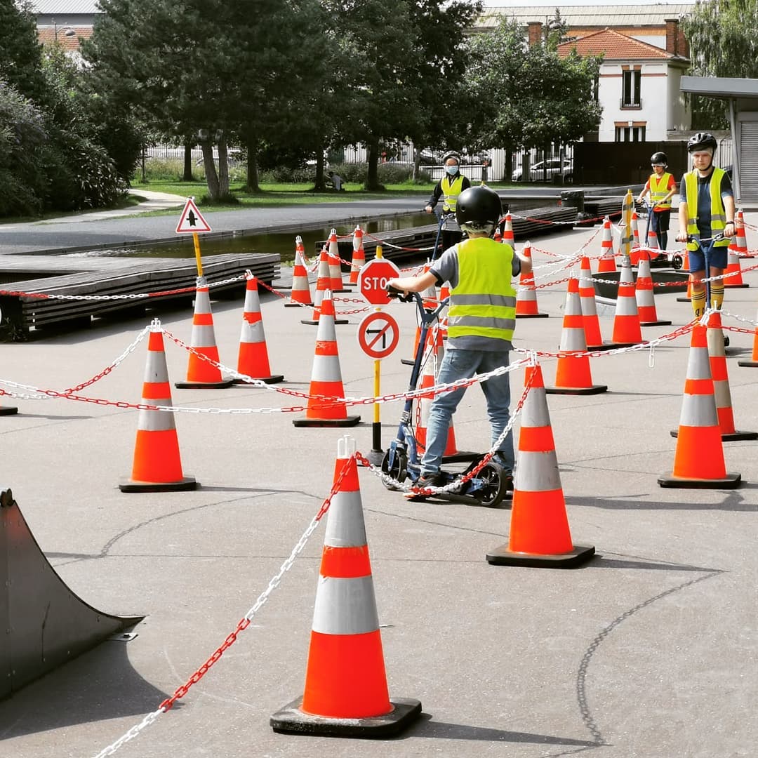 Le 15 juillet, nous étions présents à @ivrymaville94 au parc des Cormailles pour la journée "V'la l'été à Ivry".
Animation sur la prévention routière en trottinette électrique. Les jeunes riders avaient de bonnes bases...Un grand bravo à eux...
"La prévention par l'animation"
#securiteroutiere #ecole #college #kids #securaction #trottinetteélectrique #permisdeconduire #safety #association #signalisation #codedelaroute #animation #prevention #sensibilisation #jeunesse #projet #vigilance #citoyen #conduite #theorie #apprendre #pratique #test #idf #ivry #94 #paris #iledefrance #mobilité #trottinette
