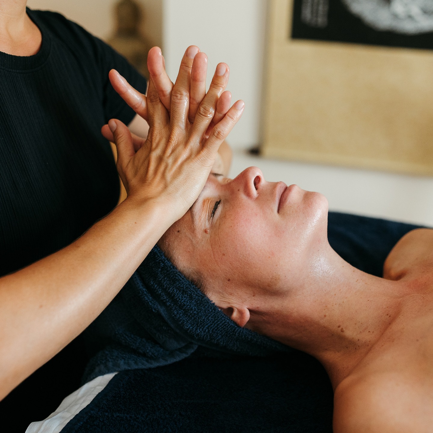 Au creux du Cœur
Et si, cette Saint-Valentin, vous offriez un moment de présence, plutôt qu’un objet ?
Je vous propose une parenthèse de douceur à travers un massage relaxant sur-mesure, inspiré de la Médecine Traditionnelle Chinoise et du Qigong Tuina.
Un soin lent, enveloppant, qui apaise le système nerveux, libère les tensions et invite le corps à se déposer pleinement.
Au choix
-Massage relaxant 1h 70€
-Massage relaxant 1h30 100€ pour un lâcher-prise plus profond
Offre valable du 04 au 14 février
📍 Saint-Paul-Trois-Châteaux
Un cadeau qui fait vraiment plaisir, sans se tromper.
Ou un moment à s’offrir à soi-même
📩 Réservation en message privé ou par téléphone
#saintvalentin #bienêtre #massage #aucreuxdessens #saintpaultroischâteaux