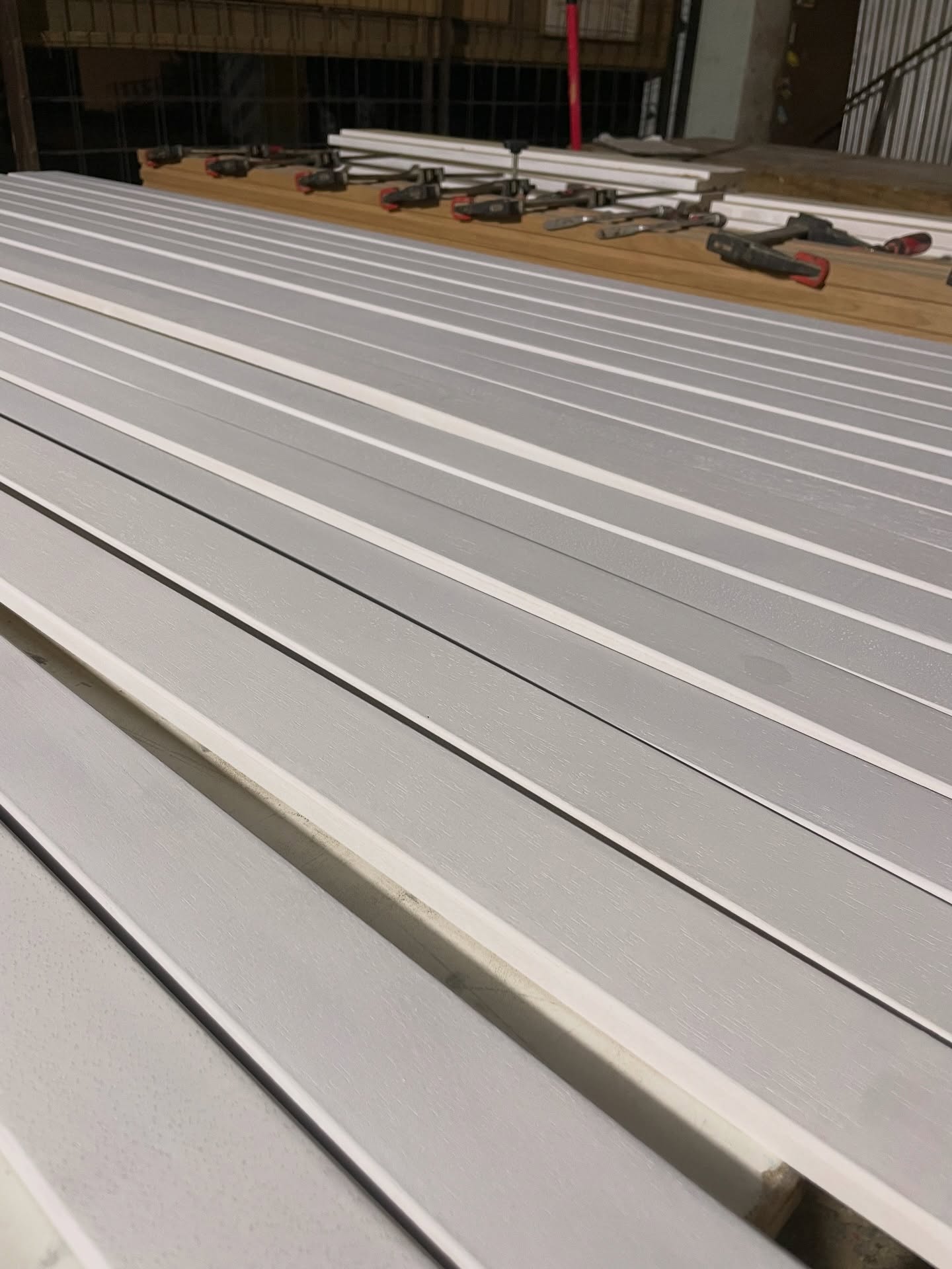 Quando falamos em acabamento para madeira, muita gente pensa logo em verniz ou óleo. Mas a pintura em madeira também é uma ótima opção!
Além do fator estético, a tinta é um dos acabamentos mais duráveis e tradicionais da marcenaria. Quando bem aplicada, protege a madeira contra atrito e uso intenso, aumentando a vida útil de móveis planejados, portas e peças muito manuseadas.
Mesmo pintada, a madeira não perde sua identidade. Com a técnica correta, os veios e desenhos continuam aparentes, trazendo elegância e personalidade unica a cada projeto.
Outro grande benefício é a facilidade de manutenção, ideal para quem busca praticidade no dia a dia. Além disso, a pintura costuma ser mais acessível ($$$) que o verniz, sem abrir mão de um ótimo resultado.
E vale lembrar: não existe apenas o branco. Há inúmeras cores e efeitos capazes de transformar completamente um ambiente.
Um bom acabamento faz toda a diferença no resultado final da marcenaria!