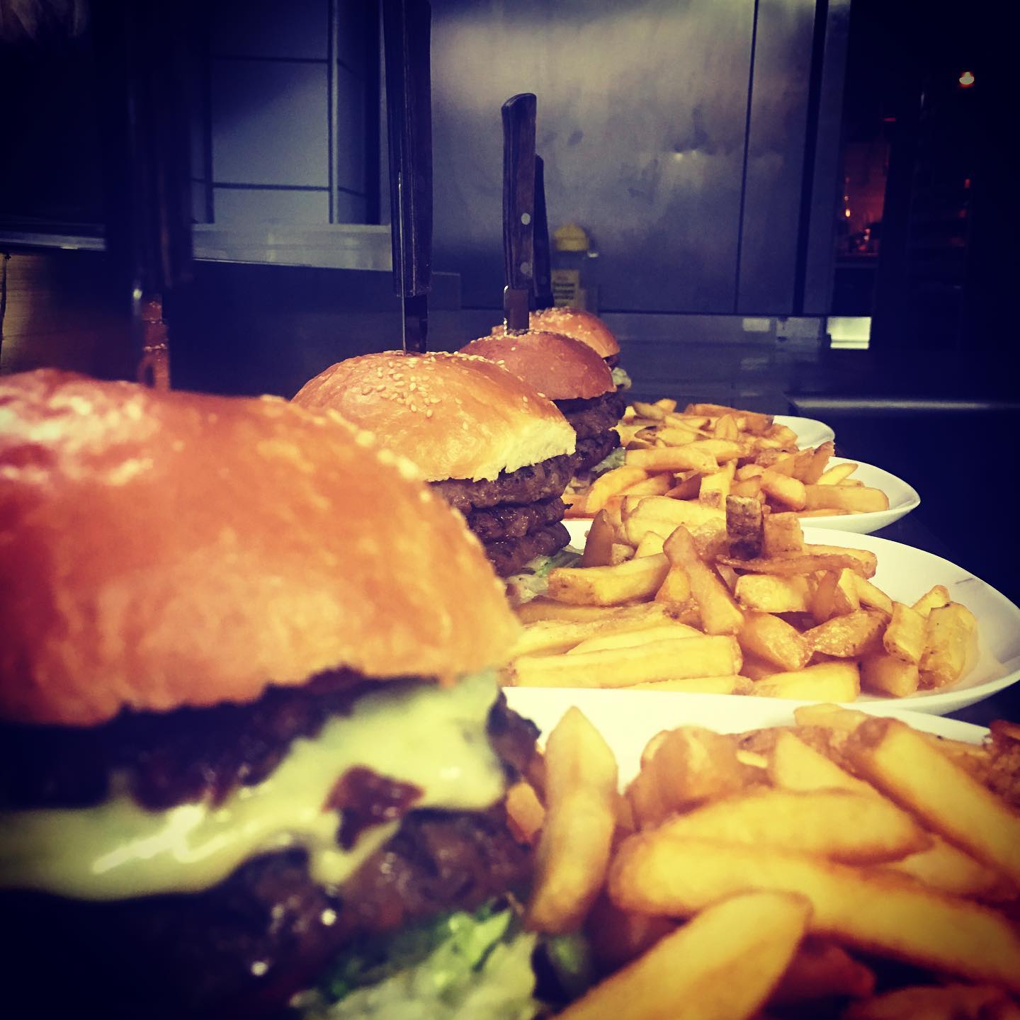 Die Mittagsmenüs von 11.00 Uhr bis 14.30 Uhr zum mitnehmen. Einfach vorbeikommen oder anrufen und telefonisch vorbestellen. Wir freuen uns auf euch. Tel. 089/54328827 #burger #bestburgerintown #tastemyburger #munich#mittagsmenü #halal #grill #fire #foodlover #foodporn #münchen #restaurant #tmb #lovefood #burgerlove #takeaway #takeawayfood #mitnahme #abholung #essen #food#mittagsmenü