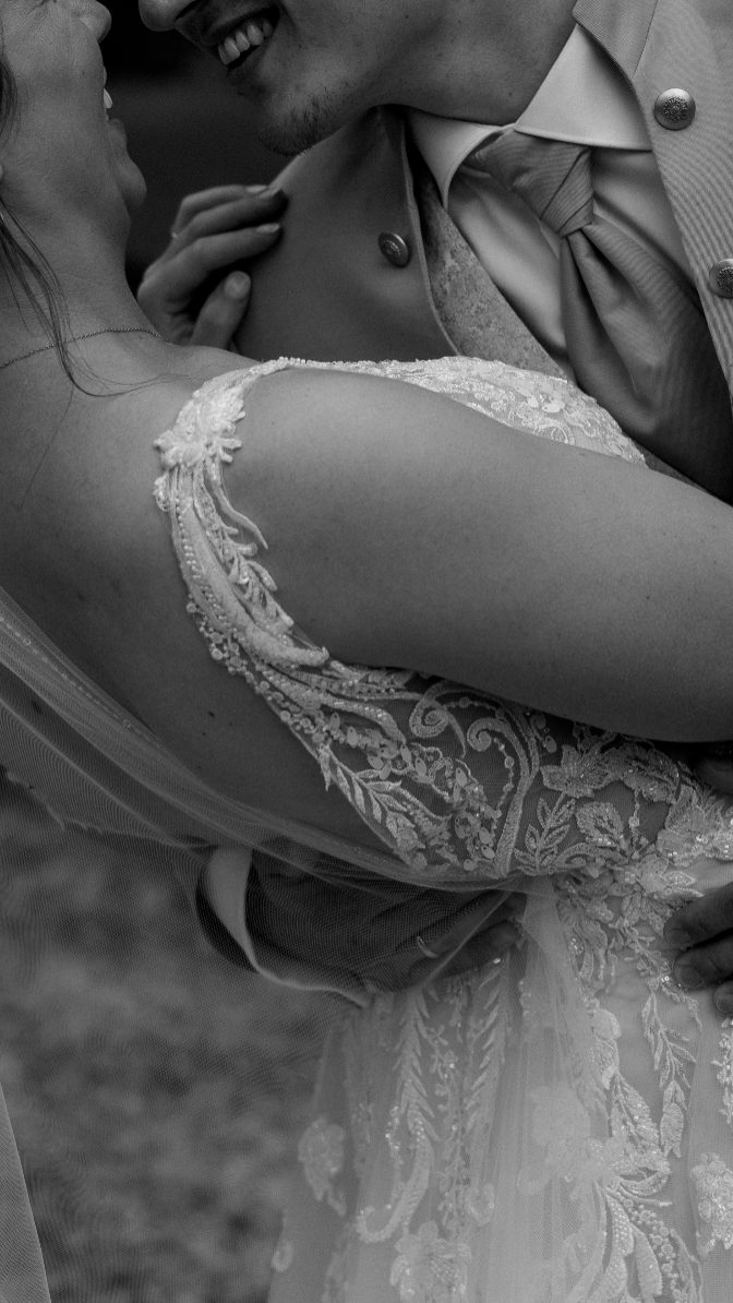 Müssen wir wirklich eine Stunde lang weg? 📷🏃♂️💨
Die kurze Antwort: Nein. Absolut nicht.
Hand aufs Herz: Die wenigsten Paare wollen am Hochzeitstag zwei Stunden lang vor der Kamera posieren, während die Gäste ohne sie anstoßen, oder? 🥂
1. Das Haupt Brautpaarshooting (Kurz & Knackig):
Das Haupt-Shooting dauert bei mir maximal 30 Minuten – oft sind wir sogar noch schneller wieder zurück!
Das perfekte Timing: Wenn das Wetter und der Zeitplan es zulassen, legen wir dieses Shooting so spät wie möglich – idealerweise direkt vor das Abendessen. Das Licht ist dann schon viel weicher und ihr seid nach dem Sektempfang richtig locker.
2. Das "Zuckerl": Sunset-Session:
Als Highlight schleichen wir uns später am Abend noch mal für 10 Minuten raus für ein kurzes Sonnenuntergangs-Shooting 🌅
Mein Ziel: Ihr sollt eure Hochzeit FEIERN, nicht nur fotografiert werden. Die schönsten Bilder entstehen sowieso, wenn ihr euch wohlfühlt und nicht auf die Uhr schauen müsst. ✨
Was sagst du?
Lieber einmal lang oder zwei kurze Sessions für das perfekte Licht? Schreibt’s mir in die Kommentare! 👇
#pfalzhochzeit #hochzeit2026 #heiratenpfalz #hochzeitsfotografpfalz #heirateninderpfalz