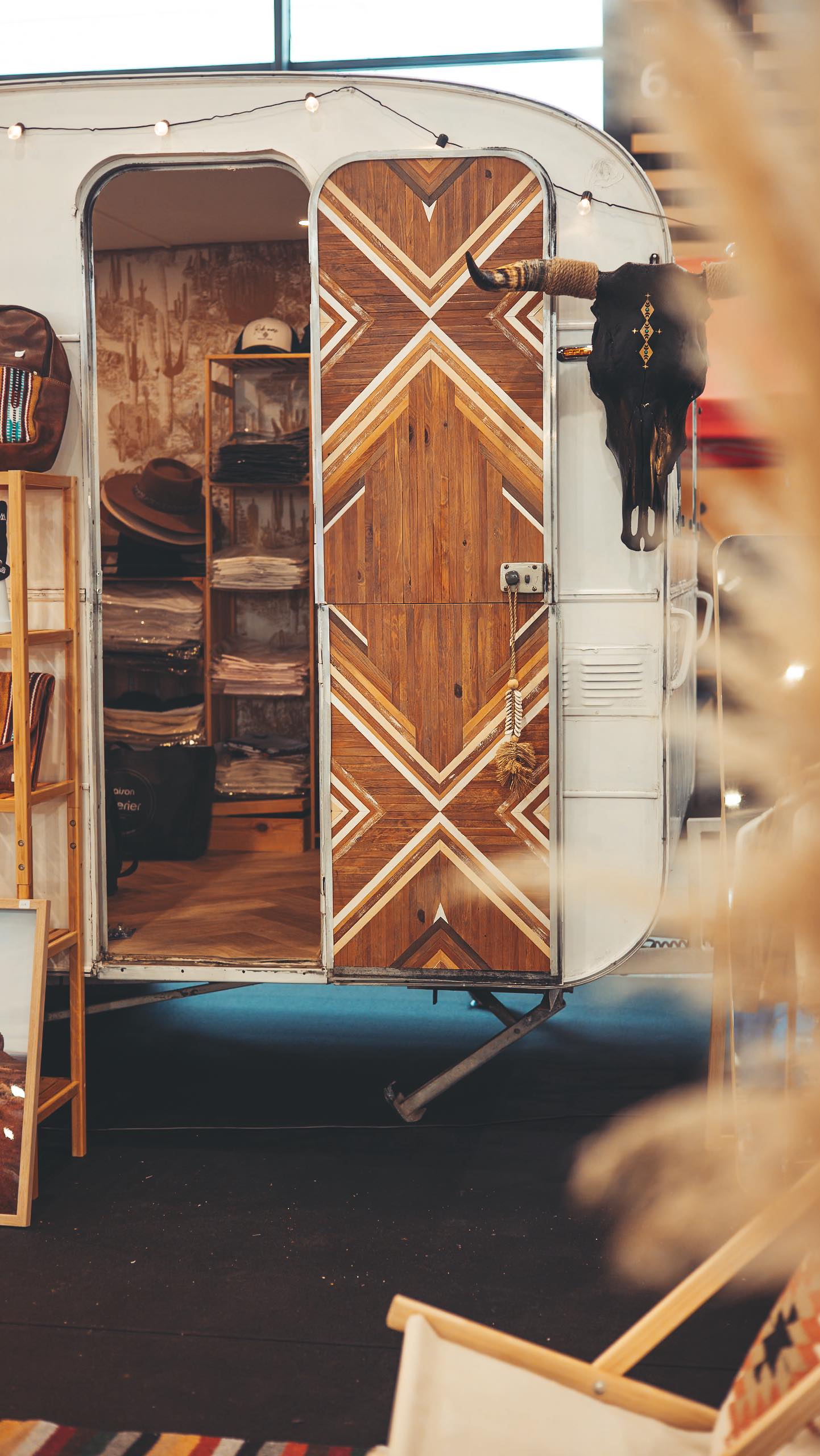 On a jamais aimé faire les choses comme tout le monde 🙃
Ce qui nous passionne dans ce projet, c’est de vous faire entrer dans notre univers.
Pas juste vous présenter une marque, mais créer une ambiance qu’on ne retrouve nulle part ailleurs. Une petite touche de western, de bout du monde et beaucoup de Lifestyle.
C’est exactement pour ça qu’on a acheté Joshua, notre caravane vintage de 1969 et qu’on a travaillé dur à sa réhabilitation pendant des mois.
Pour nos événements physiques, on voulait un lieu à part, un espace qui fasse voyager.
Comme pour le projet qu’on développe avec @the_wild_aframe l’idée est la même.
Faire entrer les clients dans une expérience.
Leur offrir un moment hors du temps, presque comme au bout du monde.
On est donc très heureux de vous annoncer qu’on lance la saison 2026 au Salon du 2 Roues de Lyon,
du 26 février au 1er mars, à l’espace @lyonkustomfactory
On a hâte de vous y retrouver.
Dites-nous si vous passez nous voir…
et surtout ce que vous pensez de la scénographie.
#caravanlifestyle #scenographie #lifestyle