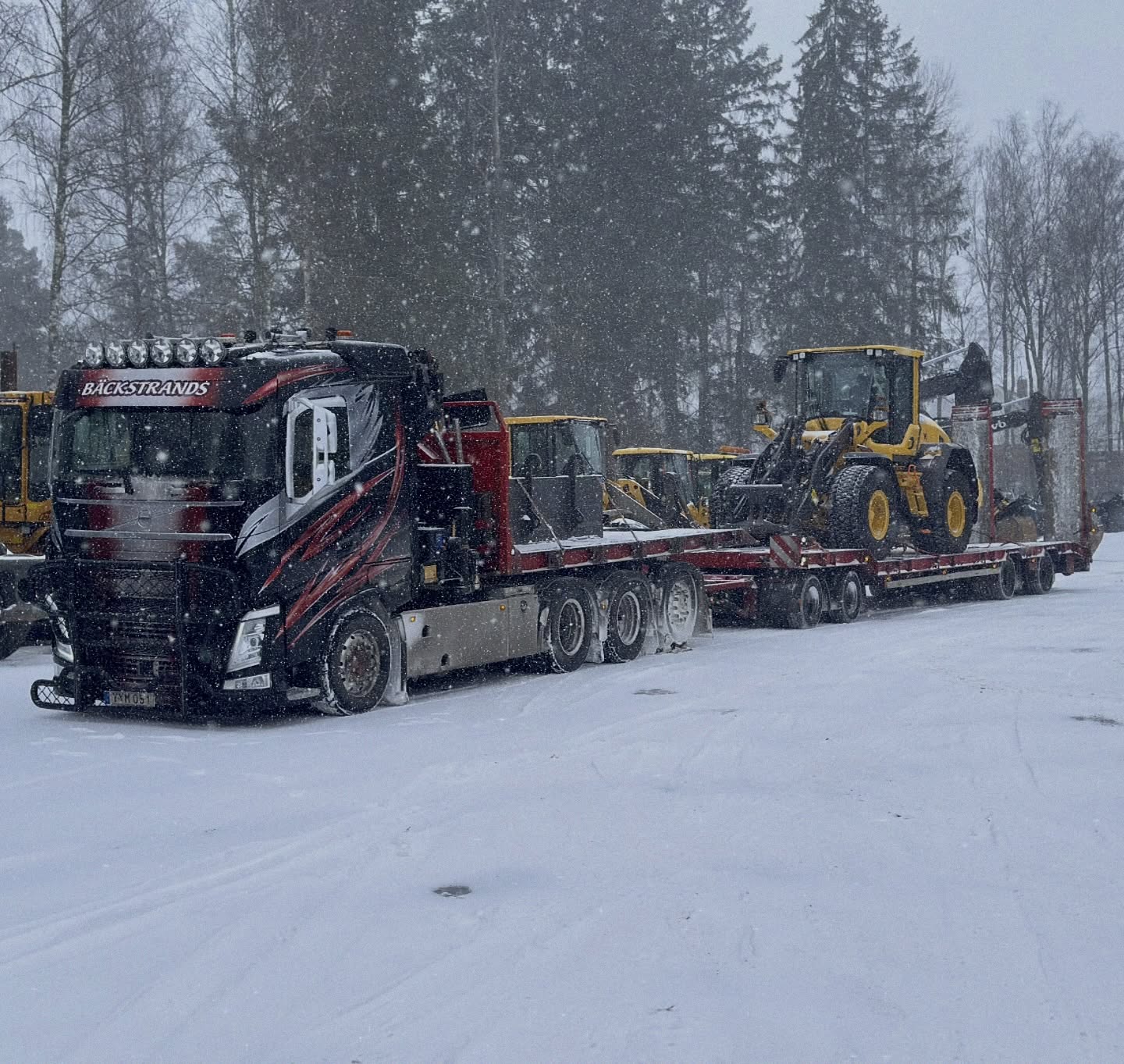 Vi avslutar veckan med att hämta hem våran nya lastmaskin 😃🎊
#hjullastare #maskintransport #bäckstrandstrailer #l60h