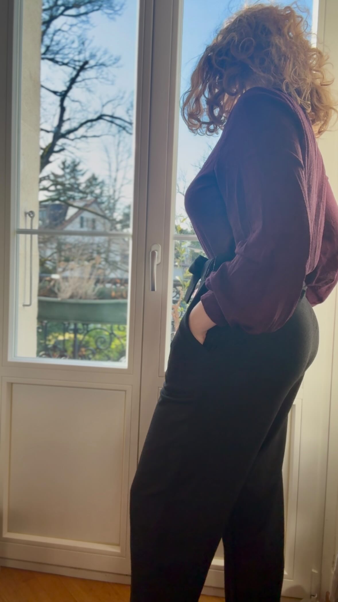 Cela m’a pris des années avant de réussir à assumer mon style, oser porter des couleurs et trouver ma signature.
Pour différentes raisons, mais entre autres le fait que je n’assumais pas ce qui me plaisait vraiment, oser sortir habiller comme ça de peur d’être jugé et c’est peut-être ça que je regrette le plus la peur de ce que les autres vont se dire.
Alors osez porter ce qui vous rend unique, une pièce un peu folle, des accessoires excentrique, car c’est ça qui vous fait briller.
Faites un coup d’éclat ✨ !
Et vous, c’est quoi votre pièce que vous adorez mais que vous n’oser pas sortir du placard ?
#faitesuncoupdeclat #atelierpiny #stylevestimentaire #vetementunique #oseretresoi
Assumer son look, oser la couleur, signature stylistique