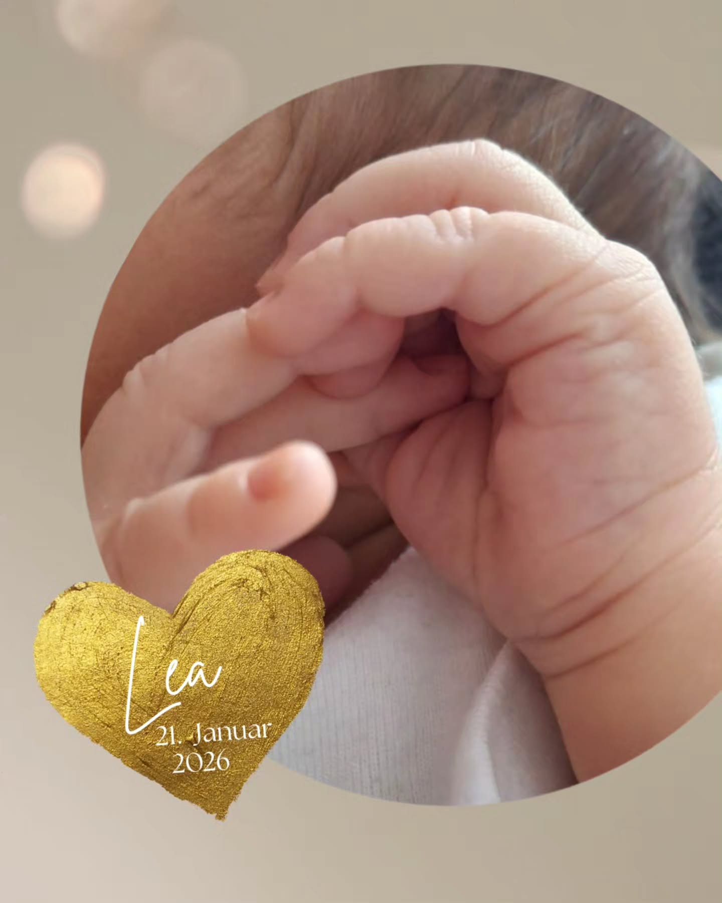 Willkommen, liebe Lea! ✨
Wir waren ein Teil eurer Reise — bis ihr reflektiert und in Ruhe eine gemeinsame Entscheidung getroffen habt. Der Weg sollte in eurer ausgewählten Klinik weitergehen. Lea kam dort gesund und munter zur Welt.
Geburten sind einzigartig — selten nach Plan, mal mit überraschenden Wendungen...
Laut Statistik aus der Qualitätserhebung der außerklinischen Geburtshilfe, werden rund 16–17 % aller begonnenen außerklinischen Geburten in eine Klinik verlegt — dabei läuft der Großteil dieser Übergänge ruhig und begleitet ab. Nur etwa 1 % sind echte Eilverlegungen.
Für uns zeigt Leas Geburt genau das: Vertrauen, Entscheidungskraft und das sichere Zusammenspiel von Hebammen- und Klinikkompetenz. Willkommen im Leben, kleine Lea! Und danke für euer Vertrauen! 💛