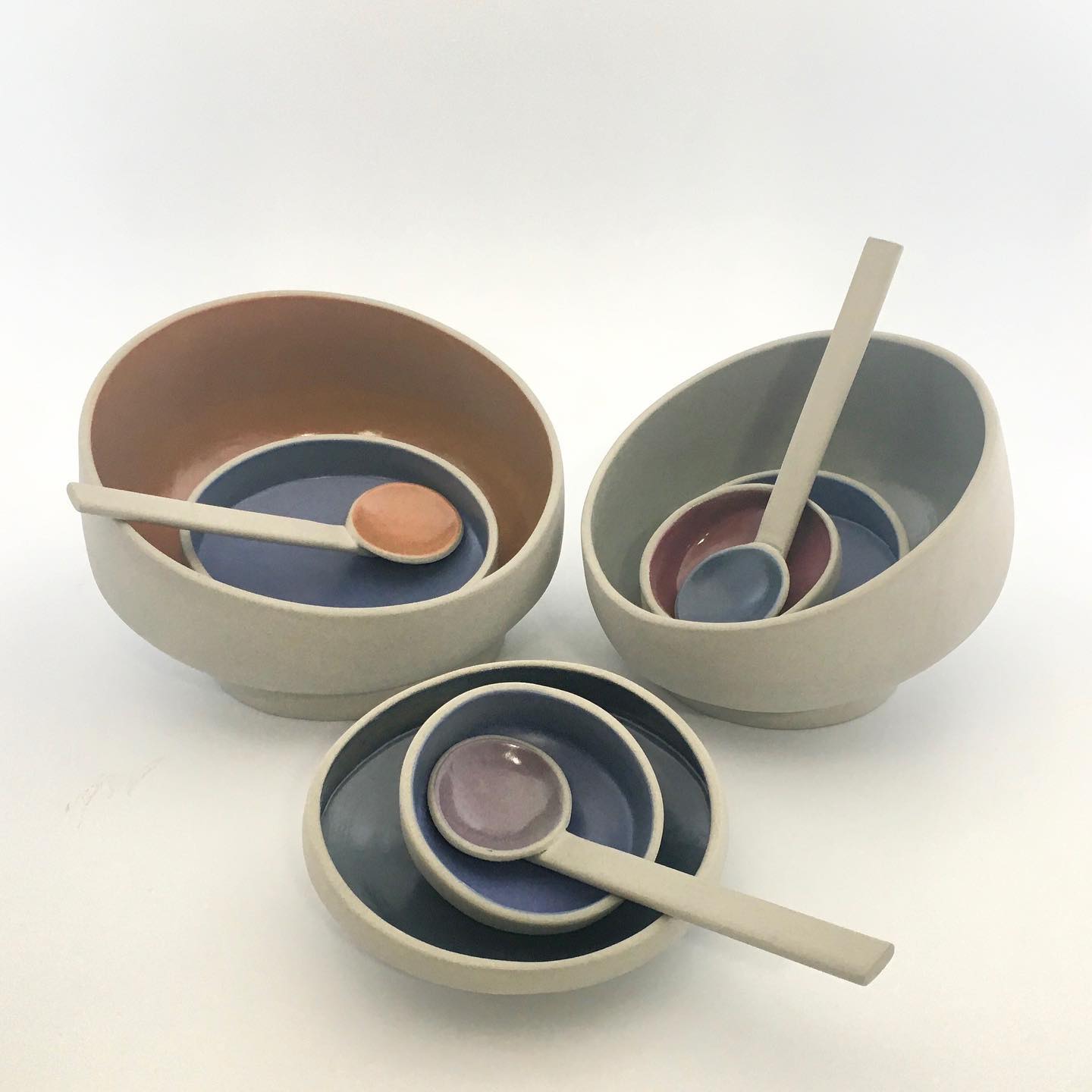I’m Really enjoying making these tilted stacked bowls...who would have thought? 🙂 and now that some are fired and glazed, playing around with different colour compositions is also incredibly satisfying.
Totally looking forward to taking some foodie shots soon. The orange one is 20cm in diam. Perfect for a large salad or a lovely bowl of ramen.
#tableware #handbuilding #pottery #modernism #brutalistarchitecture #breakfast #contemporaryart #designermakeruk
#handmade #kitchenstyling #foodie #foodstyling #brutalceramics #handmadeinwales #famfamily @find.amaker