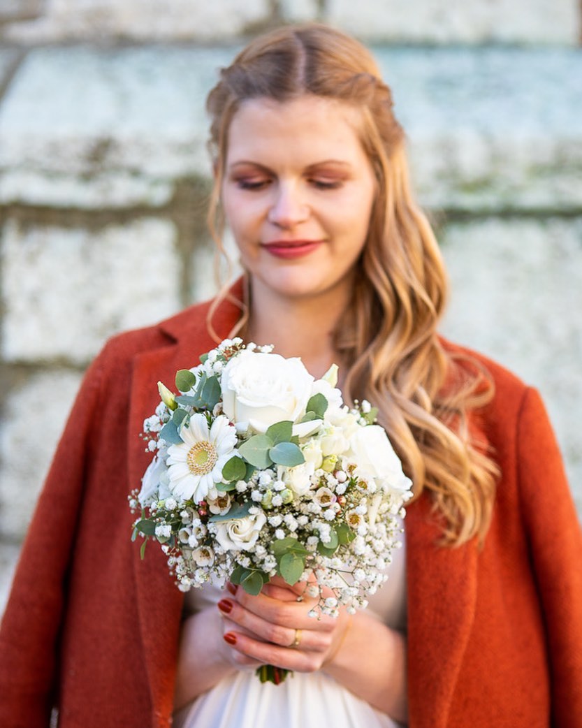 #winterhochzeit #brautstrauss #olten #altstadt #braut #brautkleid