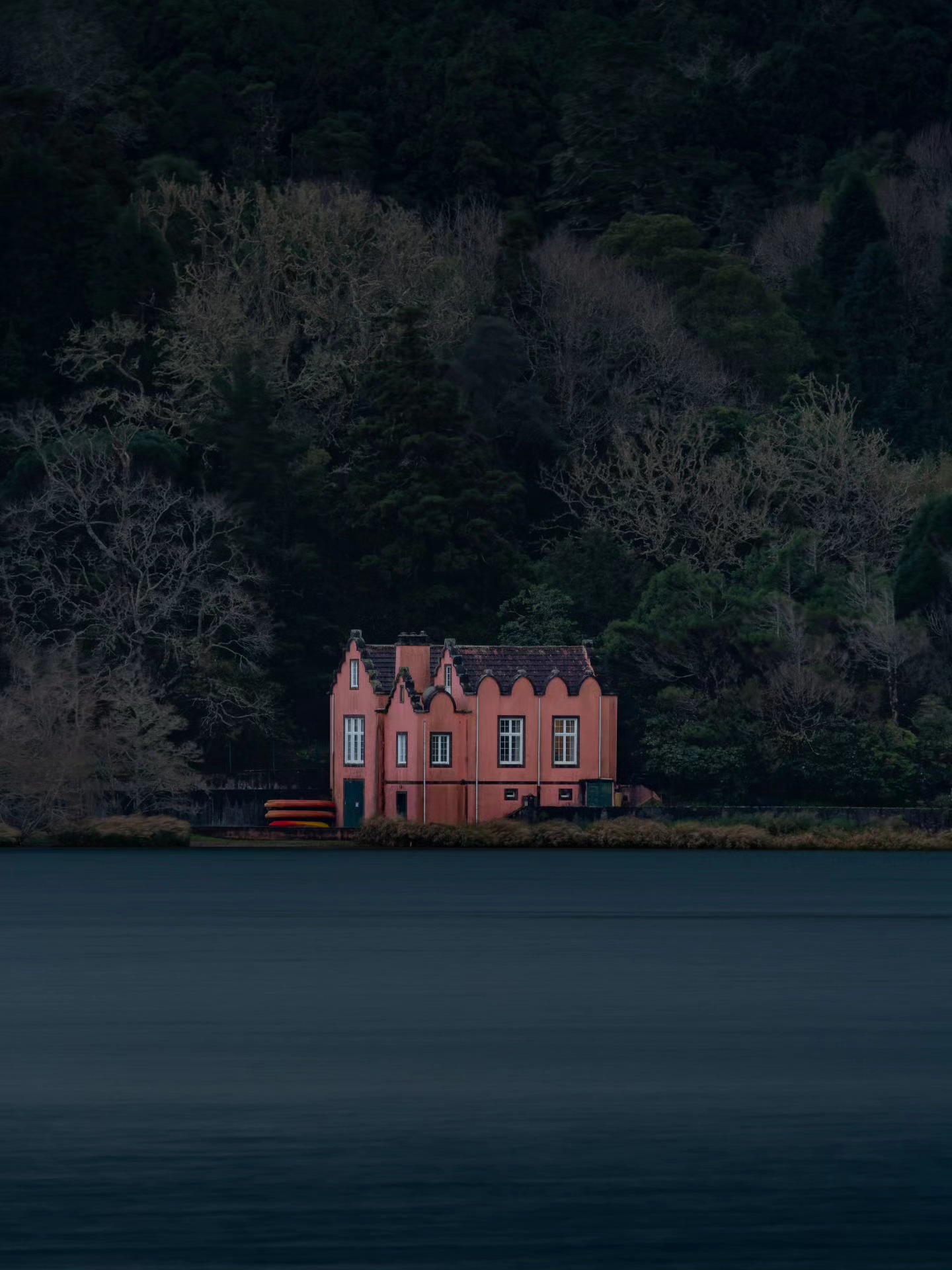 37° 46'14.5" N, 25° 19'18.1" W - (English below)
.
.
(FR) Le lac de Furnas (Lagoa das Furnas, São Miguel, Açores) est situé dans un cratère volcanique! Sur les rives du lac, se trouvent des fumerolles et cette maison rose bonbon que j'ai prise en photo. Situation réelle : vent, pluie, vagues et trop de mouvement dans l'eau. Motivation : créer une photo minimaliste malgré les conditions météorologiques. Solution : longue exposition pour adoucir la photo! Comment faire :
.
.
🖤 Munissez-vous d'un trépied. Installez votre caméra dessus et trouver votre composition & votre perspective;
🖤 Dans les paramètres de votre caméra, sélectionner un retardateur (5 ou 10 secondes). Vous ne voulez pas qu'en appuyant sur le déclencheur, la photo se prenne tout de suite car votre appareil pourrait bouger;
🖤 Afin de faire une longue exposition, il faut descendre la vitesse d'obturation. Le chiffre dépendra de plusieurs facteurs mais s'il s'agit de vagues assez grandes sur l'eau, je vous conseille entre 10 et 30 secondes (dépendemment de l'agitation des vagues). Il ne vous reste plus qu'à cliquer.
.
.
🩵 Merci de double cliquer sur le coeur si tu apprécies les conseils photos! Dis-moi en commentaire si tu as déjà fait une longue exposition avec ton appareil et si oui, dans quelle circonstance?
.
.
.
(EN) Real-life situation: wind, rain, waves, and too much movement in the water. Motivation: to create a minimalist photo despite the weather conditions. Solution: long exposure to soften the photo! How to do it:
.
.
🖤 Get a tripod. Set up your camera on it and find your composition and perspective.
🖤 In your camera settings, select a self-timer (5 or 10 seconds). You don't want the photo to be taken immediately when you press the shutter button, as this could cause your camera to move.
🖤 To take a long exposure, you need to lower your shutter speed. The number will depend on several factors, but if the waves are quite large, I recommend between 10 and 30 seconds (depending on how choppy the waves are). All that's left is to click!
.
.
🩵 Please double-click the little heart if you appreciate the photo tips!
.
.
.
.
#saomiguel #azores #açores #longexposure_shot #europe #sonyalpha