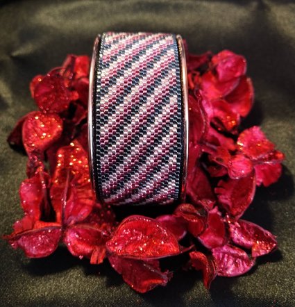 Miyuki Delica 11/0 : toutes les finitions expliquées pour sublimer vos bijoux et vos créations en perles. Découvrez comment chaque finition change le rendu et inspirer vos prochains projets. Link in Bio
#MiyukiDelica #Perles #Beadwork #BijouxFaitsMain #DIY #FRVCreations