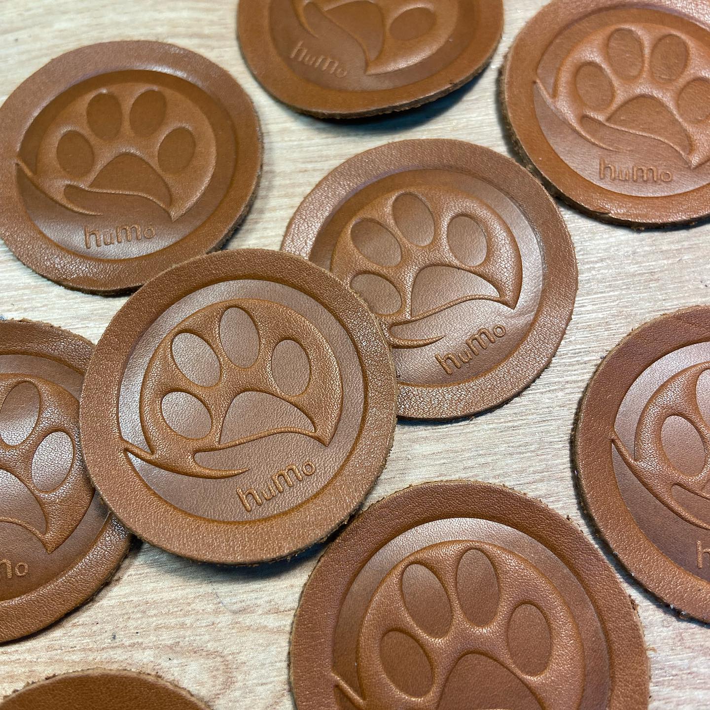 Egyedi bőr címkét rendelhetsz tőlünk😊
#bőrcímke #sajátlogóval #uniqueleatherworkshungary #leather #embossing