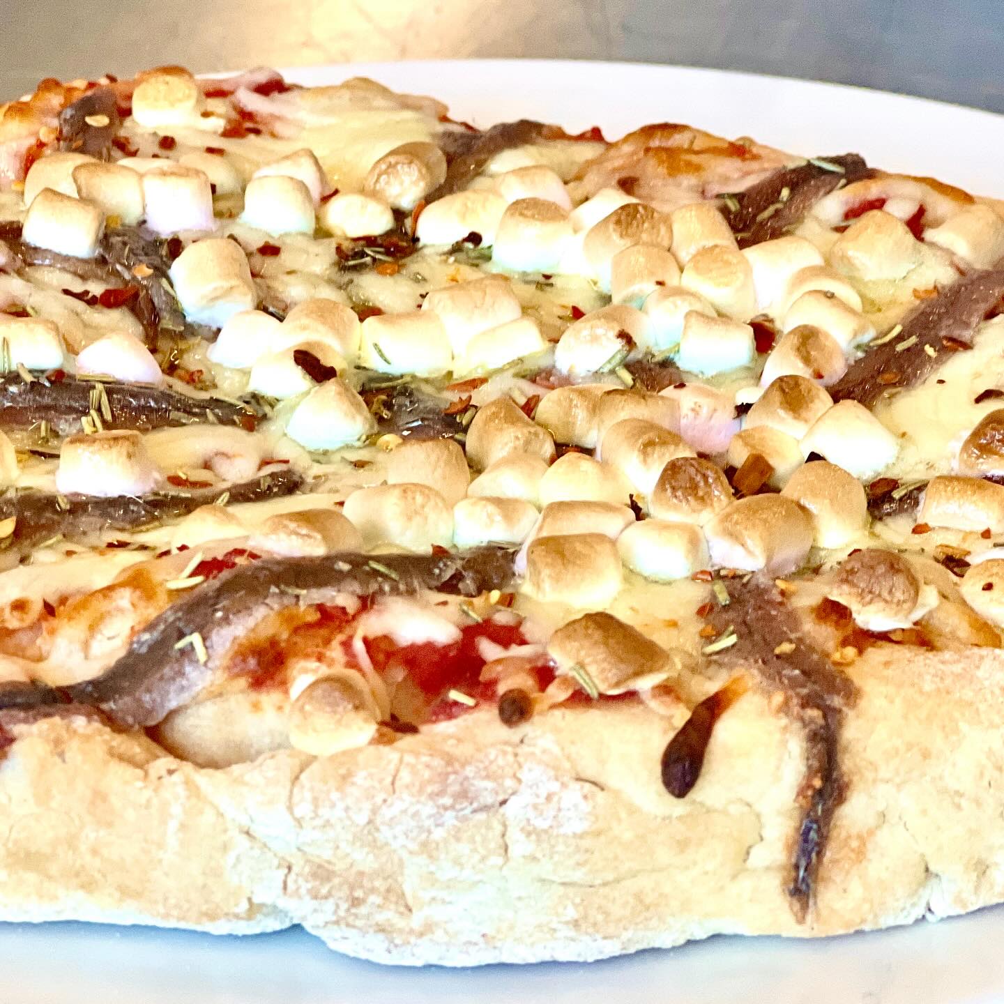 Prøve og fejle. Prøve igen og fejle. Vi gør det hele tiden hos Kunstkompas. I dag @peoplehouse lavede jeg pizza med ansjoser og skumfiduser. Tænk hvis det var en fantastisk kombi!! Det er en ommer! Men sjov var det! Min mave rumler - shoutout til mine seje kollegaer som gav den en chance ❤️#kunstkompas #pizza