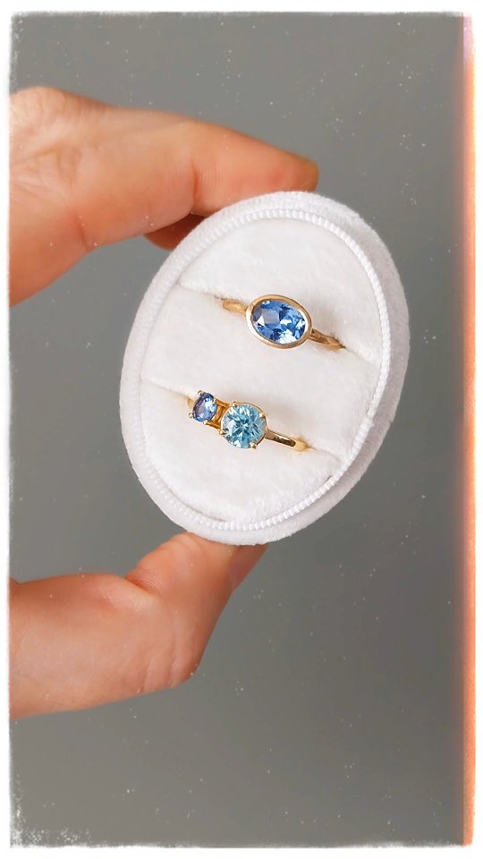 Zelfliefde zonder clichés
Niet elk juweel wordt gegeven.
Sommige koop je voor jezelf.
Niet omdat het “mag”.
Niet omdat het een trend is.
Maar omdat jij weet wat je hebt gedragen, doorstaan en gegroeid.
Sommige periodes in het leven gebeuren in stilte. Geen applaus. Geen bloemen. Geen getuigen. Alleen jij die elke dag opnieuw opstaat en verdergaat.
Een juweel kan zo’n moment markeren.
Niet voor de buitenwereld — maar als een zacht, tastbaar herinneren voor jezelf.
Aan je kracht.
Aan je zachtheid.
Aan wie je geworden bent.
Zelfliefde is niet luid.
Soms is het gewoon kiezen voor iets moois…
en weten: dit is voor mij.
#goudsmid
#tijdloos
#juweelontwerpster
#uniekejuwelen
#herinneringen