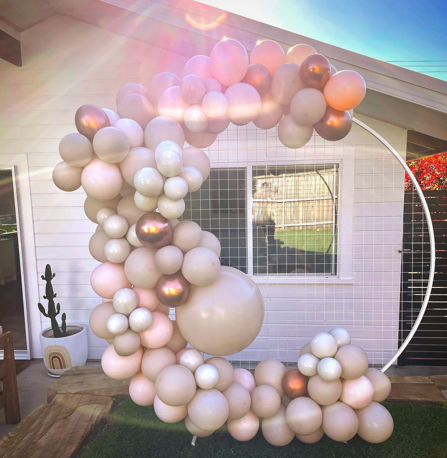 Early morning set ups for a delightful couples gender reveal! #neutraltones #neutralballoons #neutrals #genderreveal #neutralballoongarland #genderrevealparty #genderrevealdecor #genderrevealparty #babyshower #neutralbabyshower #centralcoastballoons #centralcoastparties #balloonstylist #balloongarland #balloondecor #balloons