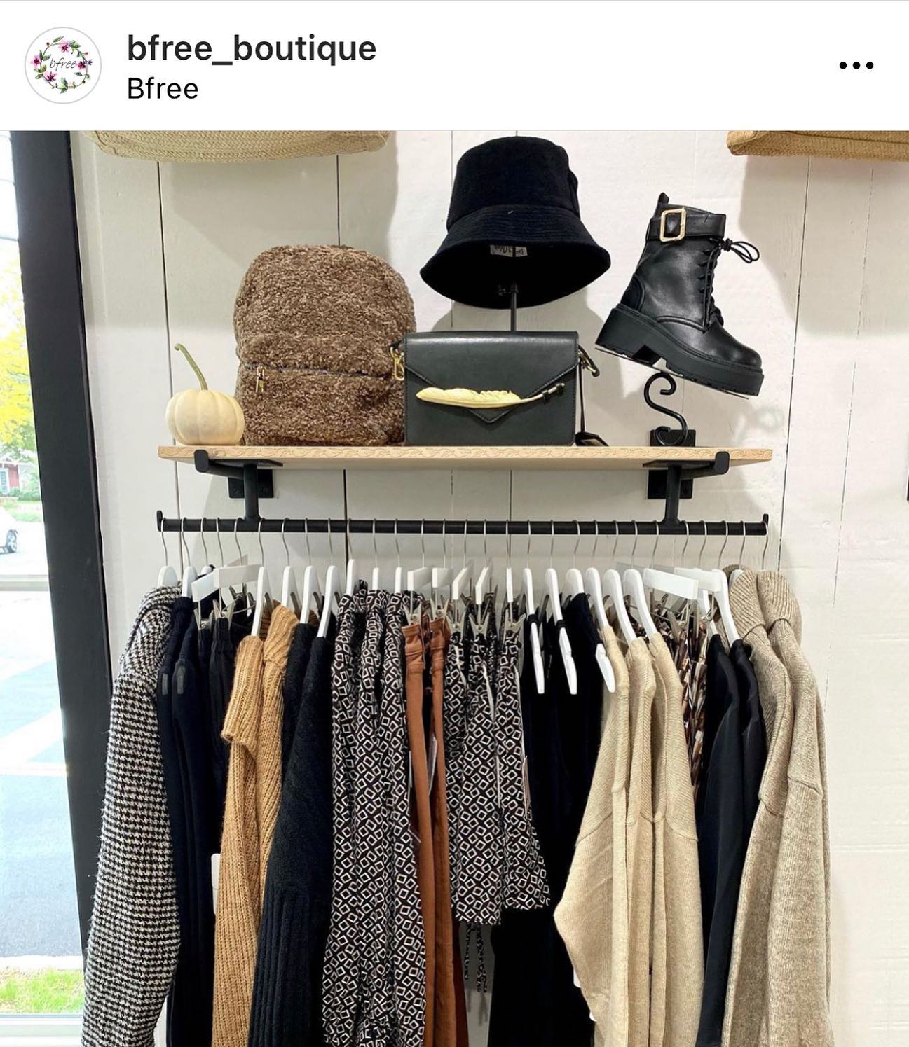 I spy our lovely✨ Black Sparrow ✨ @bfree_boutique Thank you for being our first retail partner!! We ❤️you! Stop in to say hello to our LAST Black Sparrow! Xoxox R&S 🪶🪶#bfreeboutiquewarwickny #bfreeboutique #shopsmall #womenowned #rockandstone #goldenfeather #convertibleclutchbag #goldenfeather #castfeather