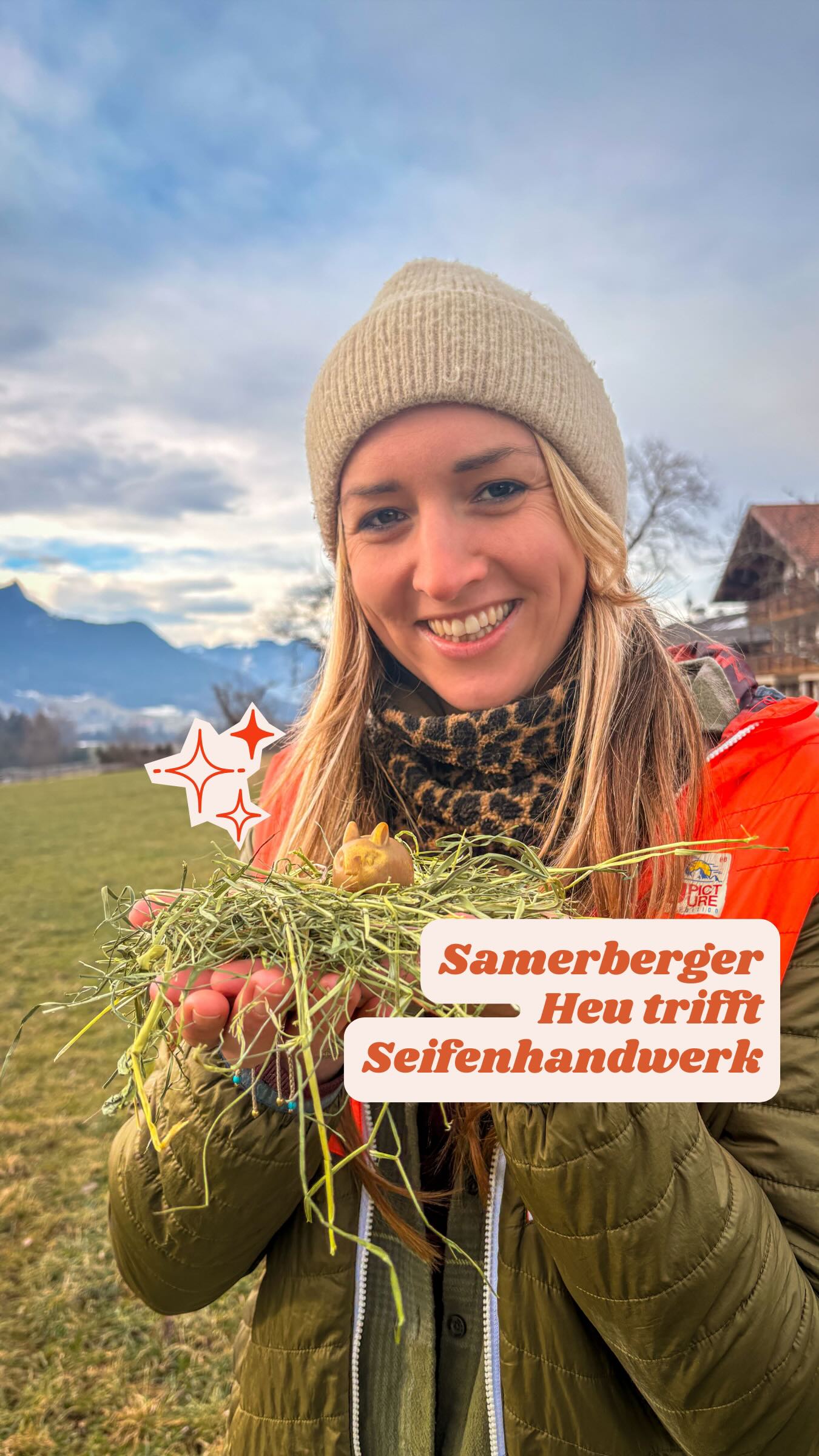 Manchmal entstehen die schönsten Ideen ganz nebenbei. Beim Ratschen, beim Lachen – oder wenn man sich denkt: „Des passt einfach zam.“ 🌿 Genau so war’s bei uns, als unser Samerberger Bergwiesenheu plötzlich auf Annas Seifenhandwerk getroffen ist. ✨
Anna-Katharina verarbeitet unser Heu in ihren handgesiedeten Seifen – wahlweise mit Zimt & Orange 🍊✨ oder Melisse & Lemongras 🌱. Als Hase 🐰 oder ganz klassisch in Seifenform – und natürlich: 👉 vegan • palmölfrei • plastikfrei • aus 100 % biologischen Rohstoffen
Was uns daran so taugt? Beide Seiten stehen für das Gleiche: achtsamer Umgang mit der Natur, ehrliches Handwerk, kurze Wege und Produkte, hinter denen man mit gutem Gewissen stehen kann. 💚
Pssst… kleiner Wohlfühl-Bonus zum Schluss:
🛁 Noch bis zum 16.02. gibt’s mindestens 5 % Rabatt auf das gesamte Wellness-Sortiment vom Samerberger Heustadl. Weil a bissl Selbstfürsorge hat sich jeder verdient. ✨
Herzliche Grüße
eure Anna-Katharina und Johannes 🌱