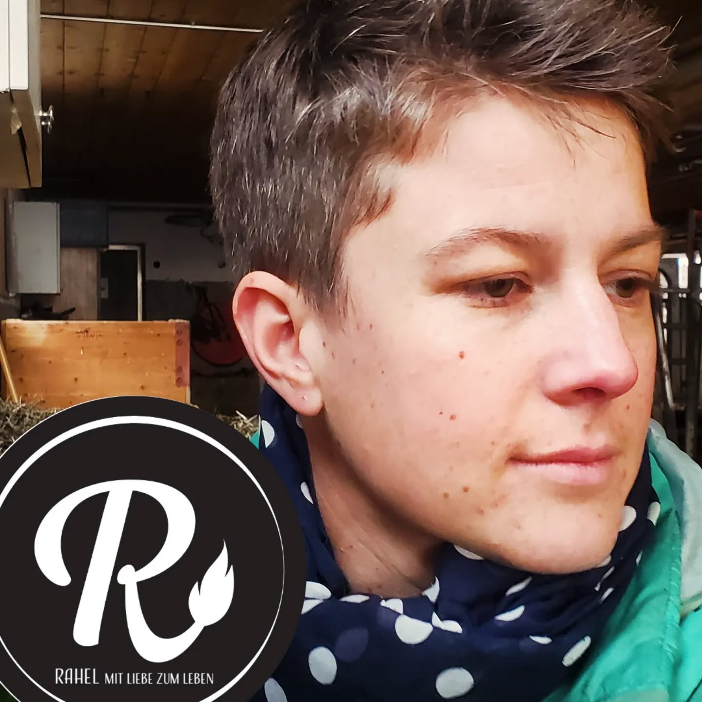 Ich bin N U R Bäuerin/Hausfrau
Dieses NUR, hat sich in den lezten 10 Jahren tief in mein Herz gebrant.
Ich bin gelernte Fachfrau Hauswirtschaft und Bäuerin mit FA. Also ist meine täglicher Arbeit mein Beruf.
Wir haben den Landwirtschaft- Betrieb übernommen und ich war am Anfang täglich im Stall und auf dem Feld. Mit dem Familienzuwachs, war es nicht mehr möglich so viel draußen zuhelfen. Die Kinder haben vorrang, danach der Betrieb. Immer mehr fühlte ich mich nur noch als Hausfrau und Mutter.
Im Herst 2024 wurde mir alle zu viel und ich begann eine Therapie.
Eine der ersten Fragen in der Therapie war. "Wer sind sie?" Meine Antwort war: "ich bin nur Bäuerin/Hausfrau..."
Wieso NUR...?
"Sie sie sind Managerin eines mittleren KMU."
Kann ich das von mir behaupten? Ist das nicht etwas zu viel des Guten?
Es stimmt ja schon, ich bin nicht nur Bäuerin, Hausfrau und Mutter. Aber gerade Managerin?
Es fällt mir schwer, mir eine so "grosse" Rolle zuzuschreiben. Es ist doch einfacher, mich "klein" zu machen.
Wenn ich aber ganz erlich bin. Managerin bezeichnet vielleicht doch am besten meine tägliche Arbeit...
Ich lerne immer mehr, mich als das zu bezeichnen, was ich bin. Selbstbewust sein und mich nicht "klein" machen. Es ist ein Prozess, der Mut und Ausdauer erfordert. An manchen Tagen geht es besser und an machen ist dieses NUR noch immer präsent.
Es ist ein Weg, denn ich weiter gehe. Schritt für Schritt. Es lohnt sich, für mich ganz persönlich 🌱
Liebe Grüße
Rahel 💛
#rahelmitliebezumleben #biohof_rofel #mutzurveränderung #bäuerin #hausfrau