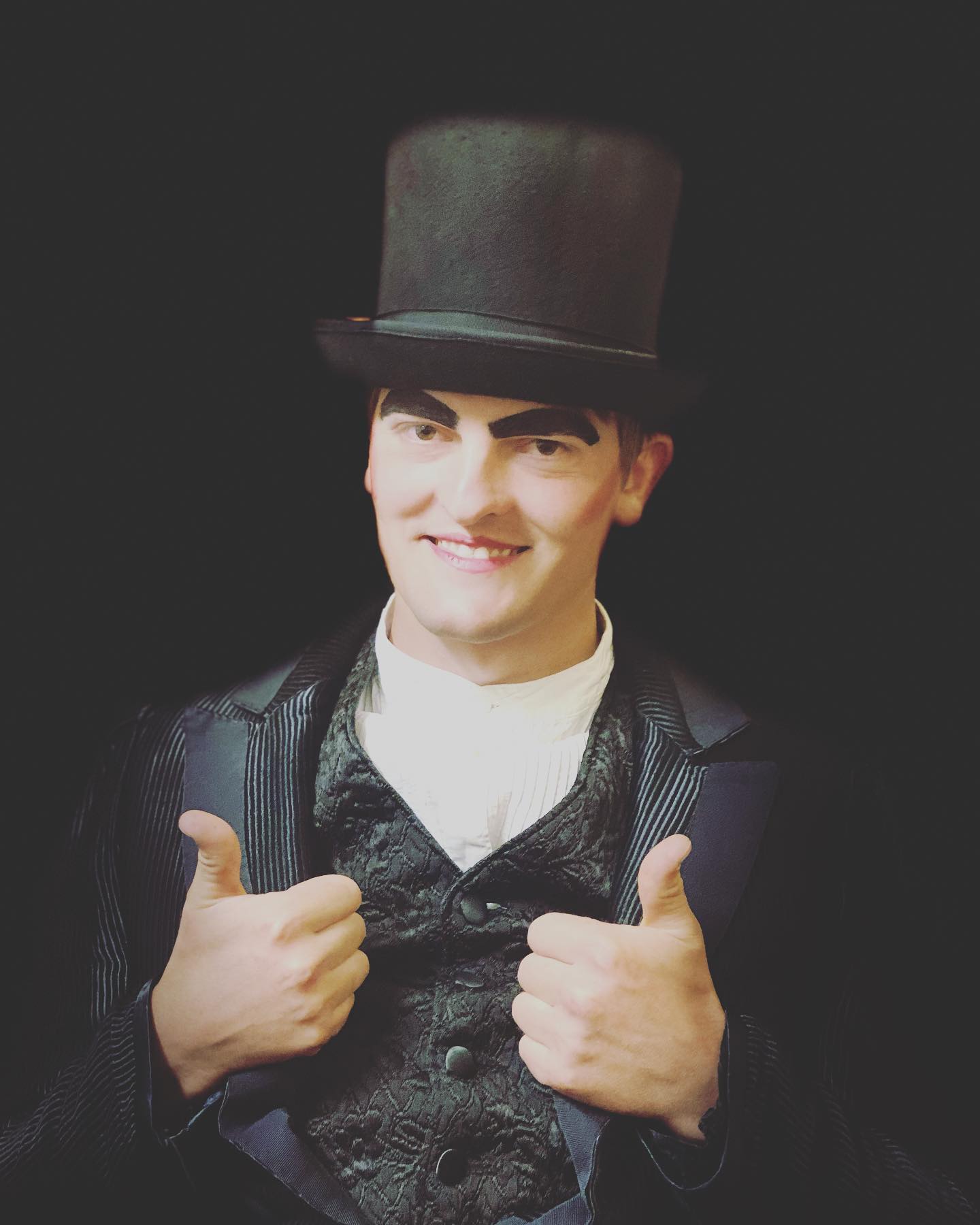 @sebastian_mairr ist neu mit dabei im Riesentheater Lengau und wir finden, er macht seine Sache ausgezeichnet 🤩👏🏻
Wenn ihr euch noch selbst davon überzeugen wollt, kommt vorbei, wir spielen heute und morgen um 20 Uhr, Sonntag um 15 Uhr.
Wir freuen uns auf euch 😀🎉
#theater #komödie #riesentheater #schauspieler #actor #theatre #fun