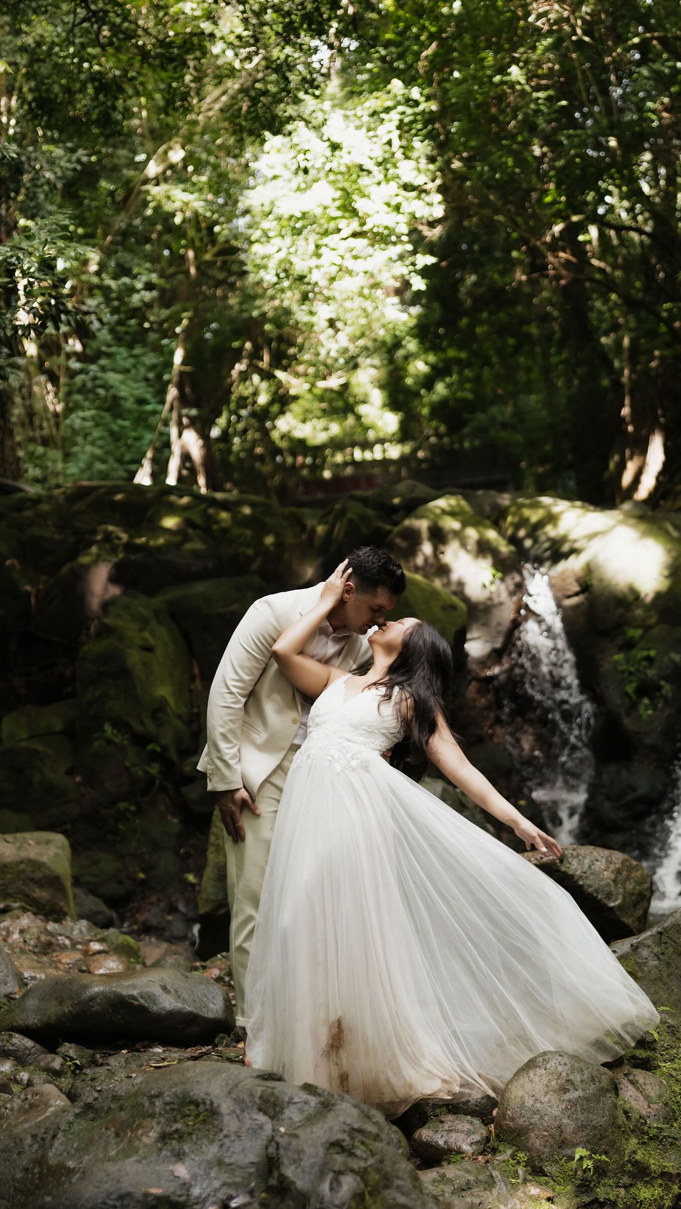 my favorite moments are the fleeting ones 🤍
#hawaiiweddingphotographer #documentaryweddingphotography #weddingday #oahuweddingphotographer #mauiweddingphotographer