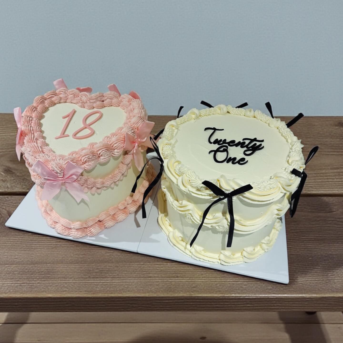 18th 🩷 & 21st 🖤Lambert style birthday cakes
#lamberthcake #celebrationcake #21stbirthday #18thbirthday #swindonsmallbusiness